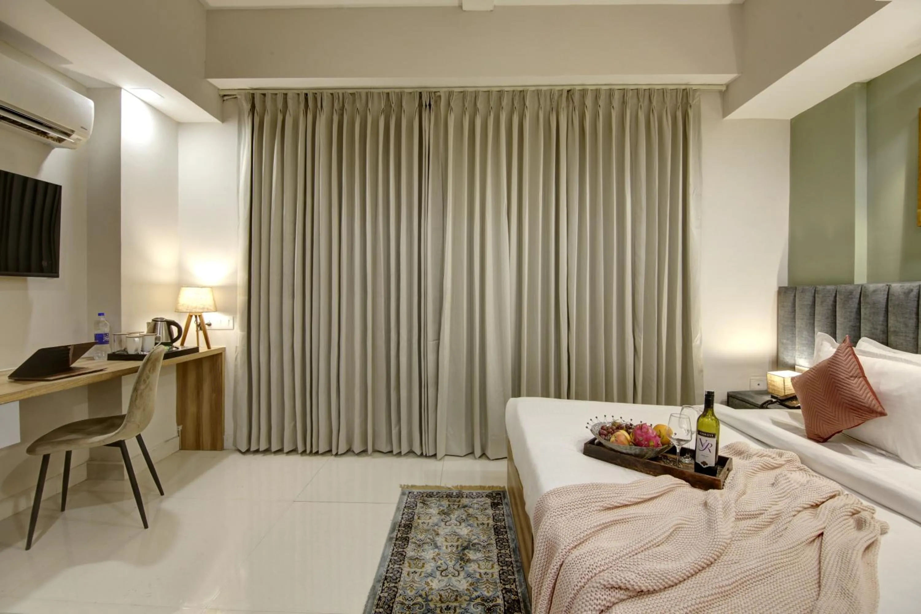 Communal lounge/ TV room, Bed in Saltstayz Premier - Golf Course Extension Road