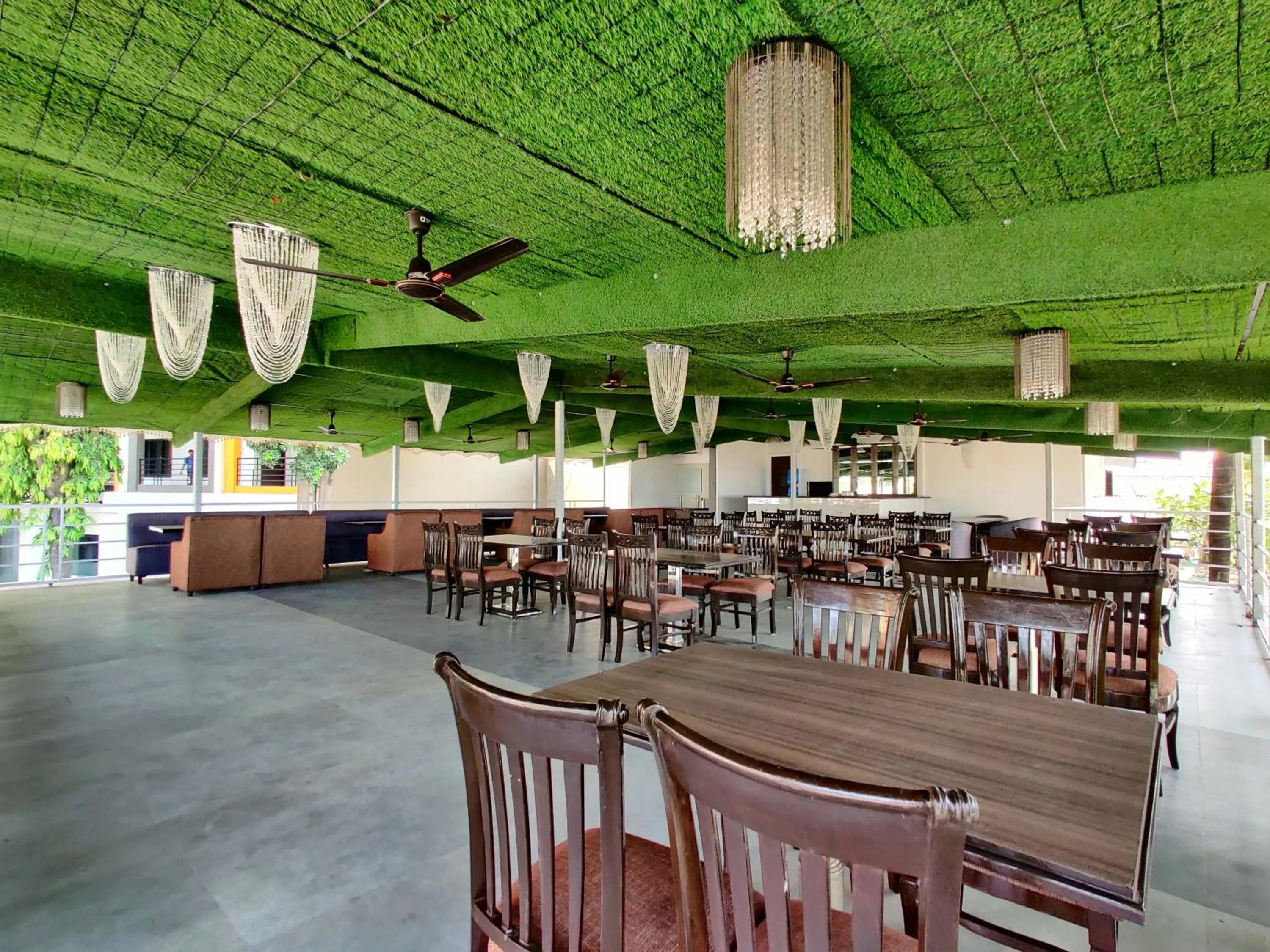 Restaurant/places to eat in Golden Chariot Hotel Daman