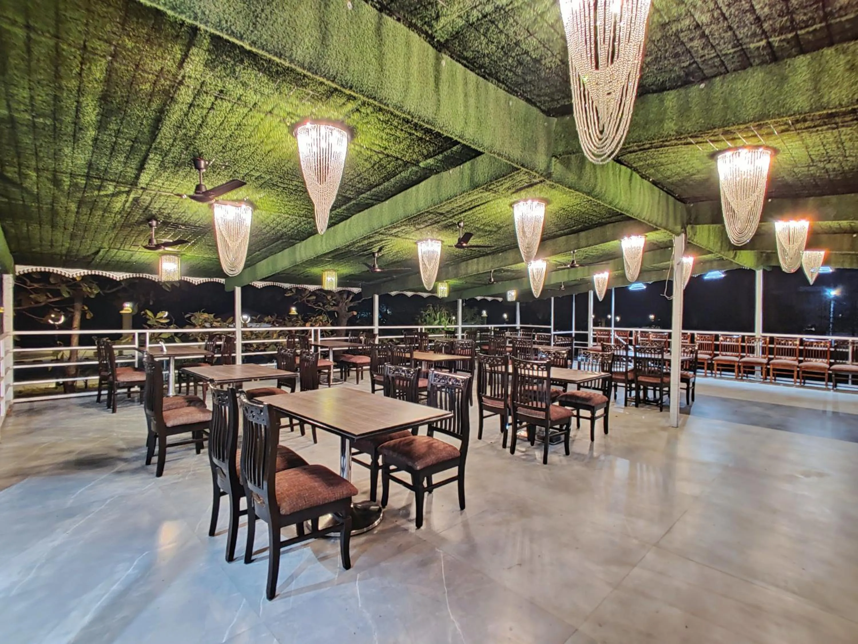 Restaurant/places to eat in Golden Chariot Hotel Daman