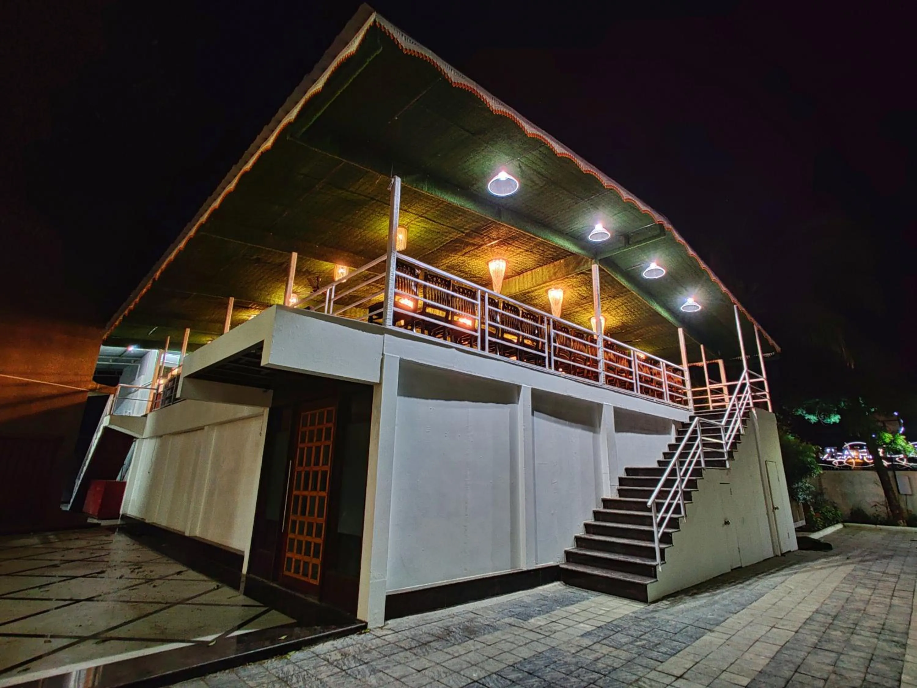 Restaurant/places to eat in Golden Chariot Hotel Daman