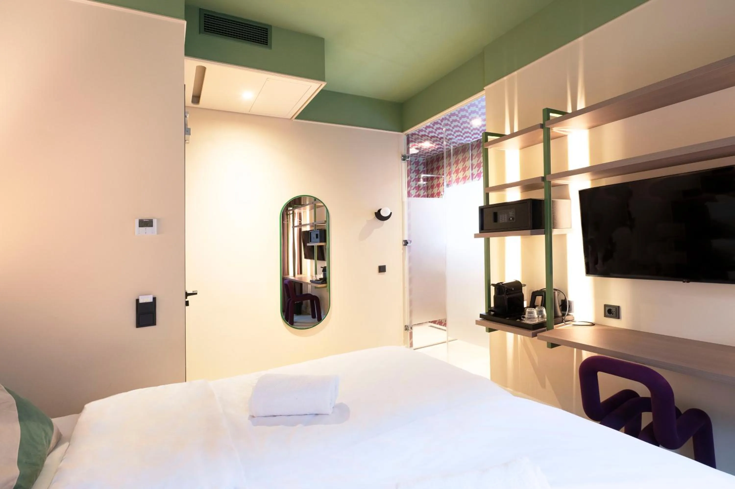 Bed in City Hotel Rembrandt Square - Just renovated