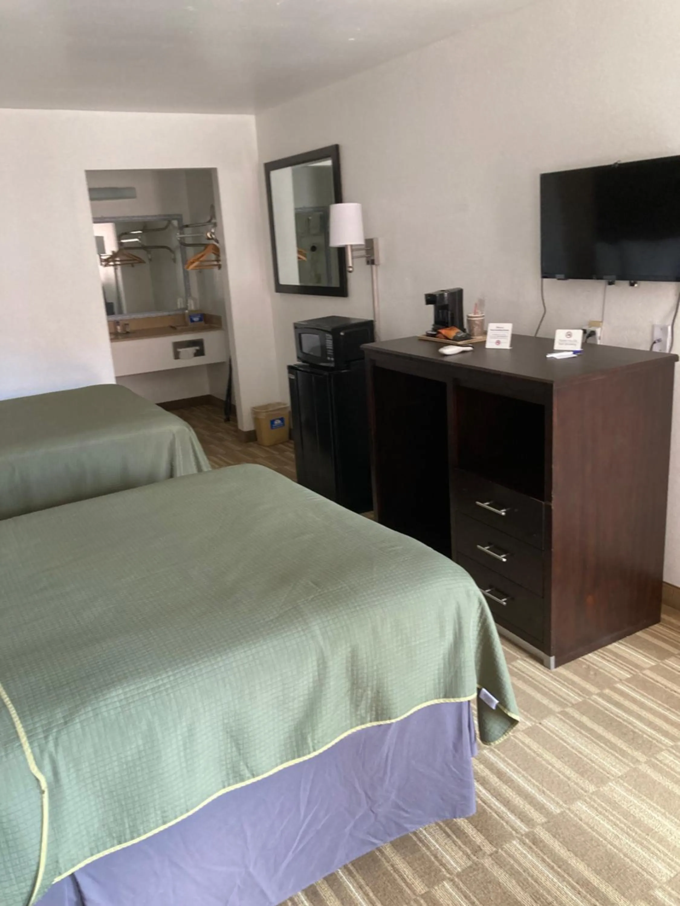 TV and multimedia, Bed in Americas Best Value Inn Clute