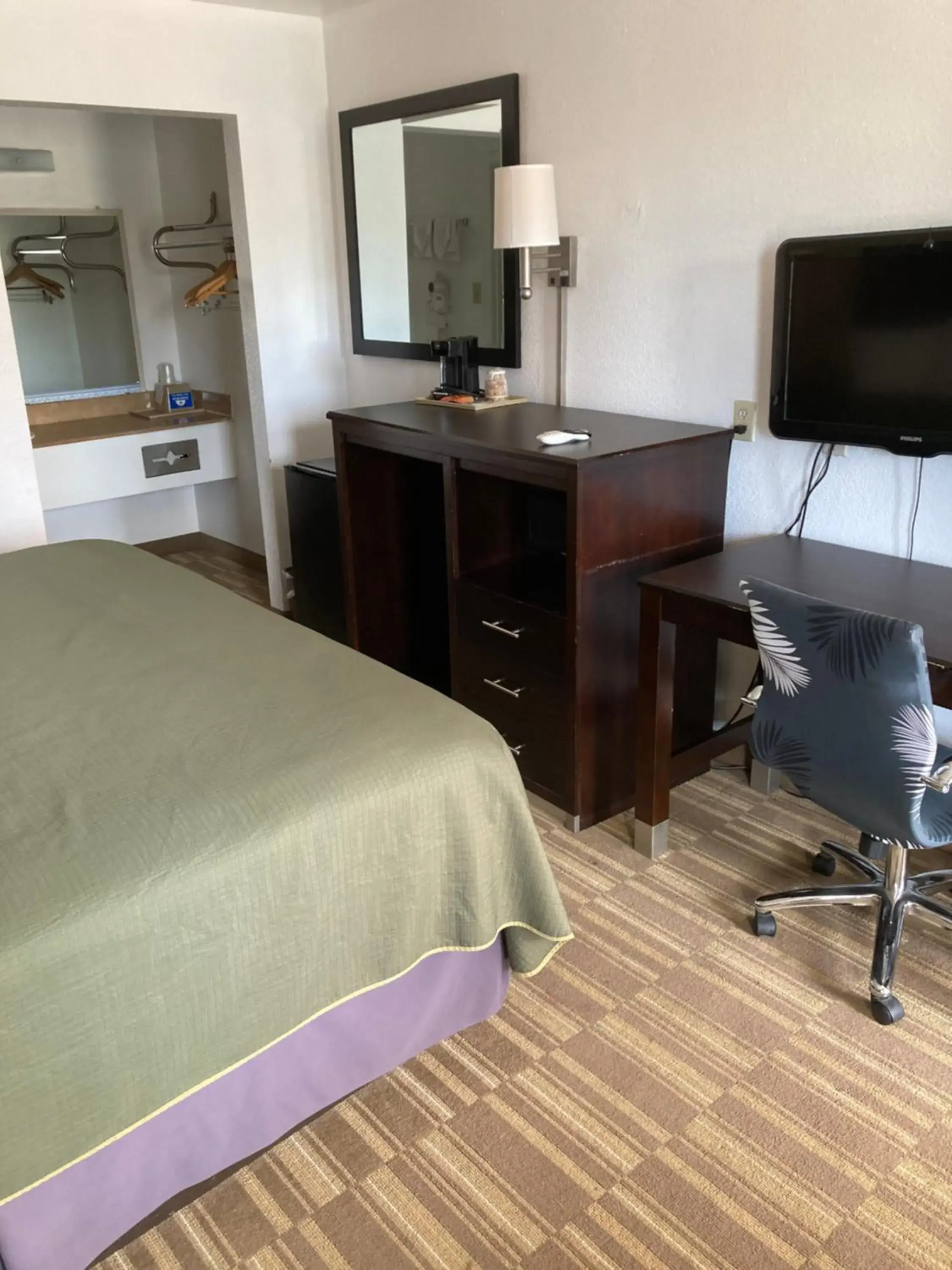 Single Room with Bathroom in Americas Best Value Inn Clute Single Room with Bathroom in Americas Best Value Inn Clute