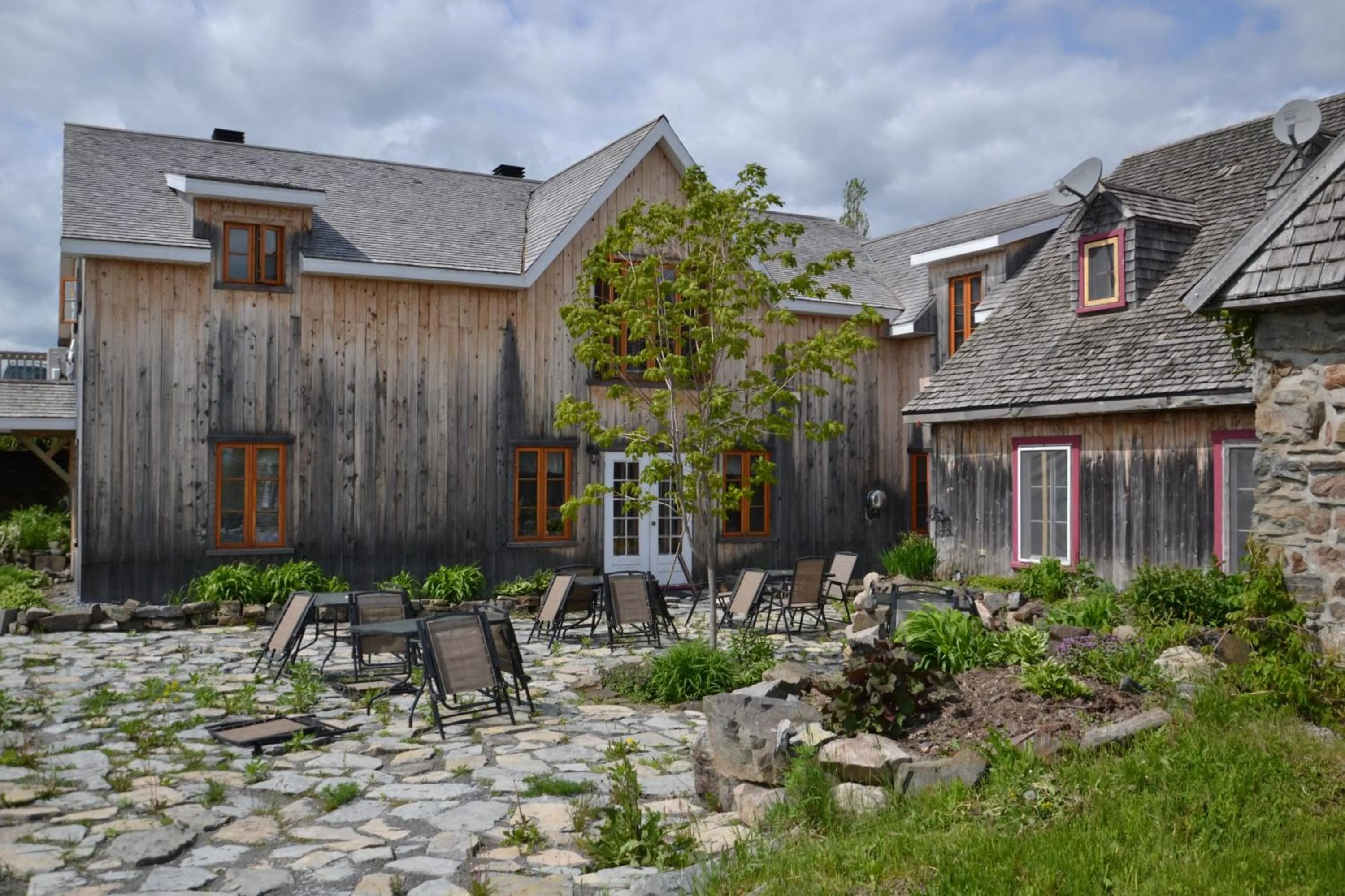 Facade/entrance in Auberge Le P'tit Bonheur