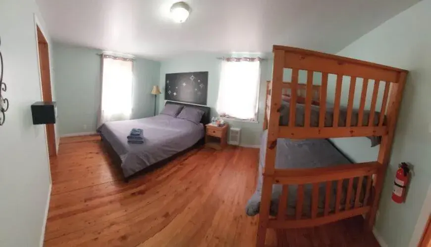 Family Room - single occupancy in Auberge Le P'tit Bonheur Family Room - single occupancy in Auberge Le P'tit Bonheur