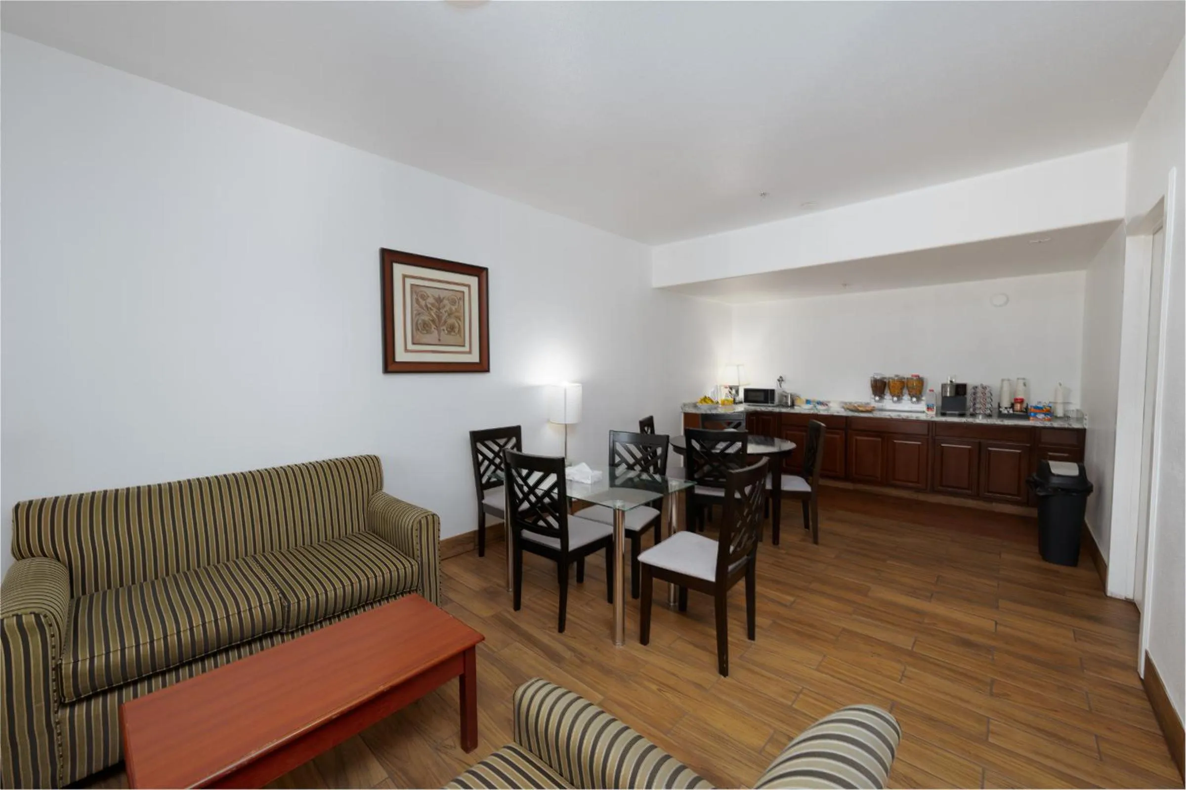 Coffee/tea facilities in America Inn & Suites