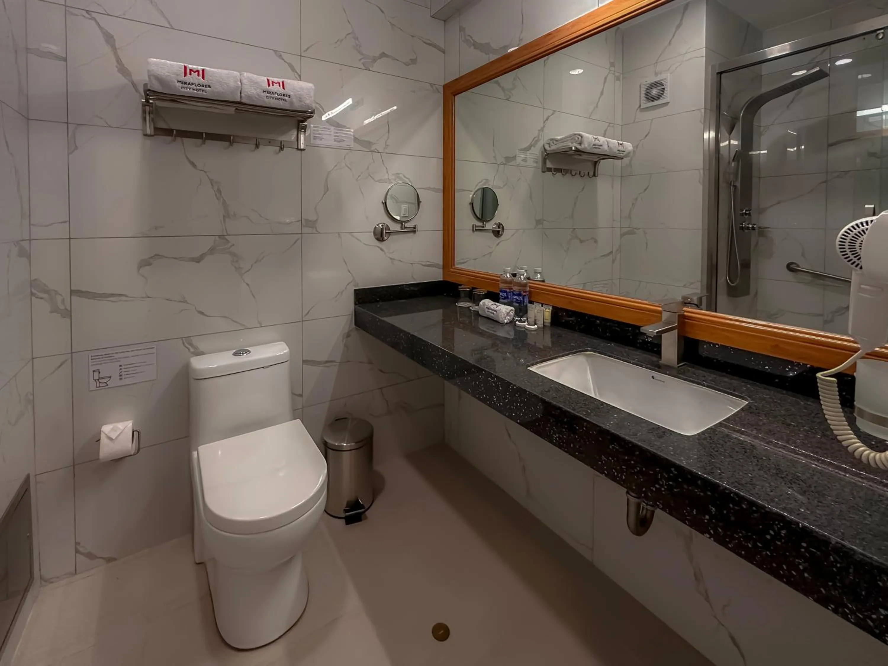 Bathroom in MIRAFLORES CITY HOTEL