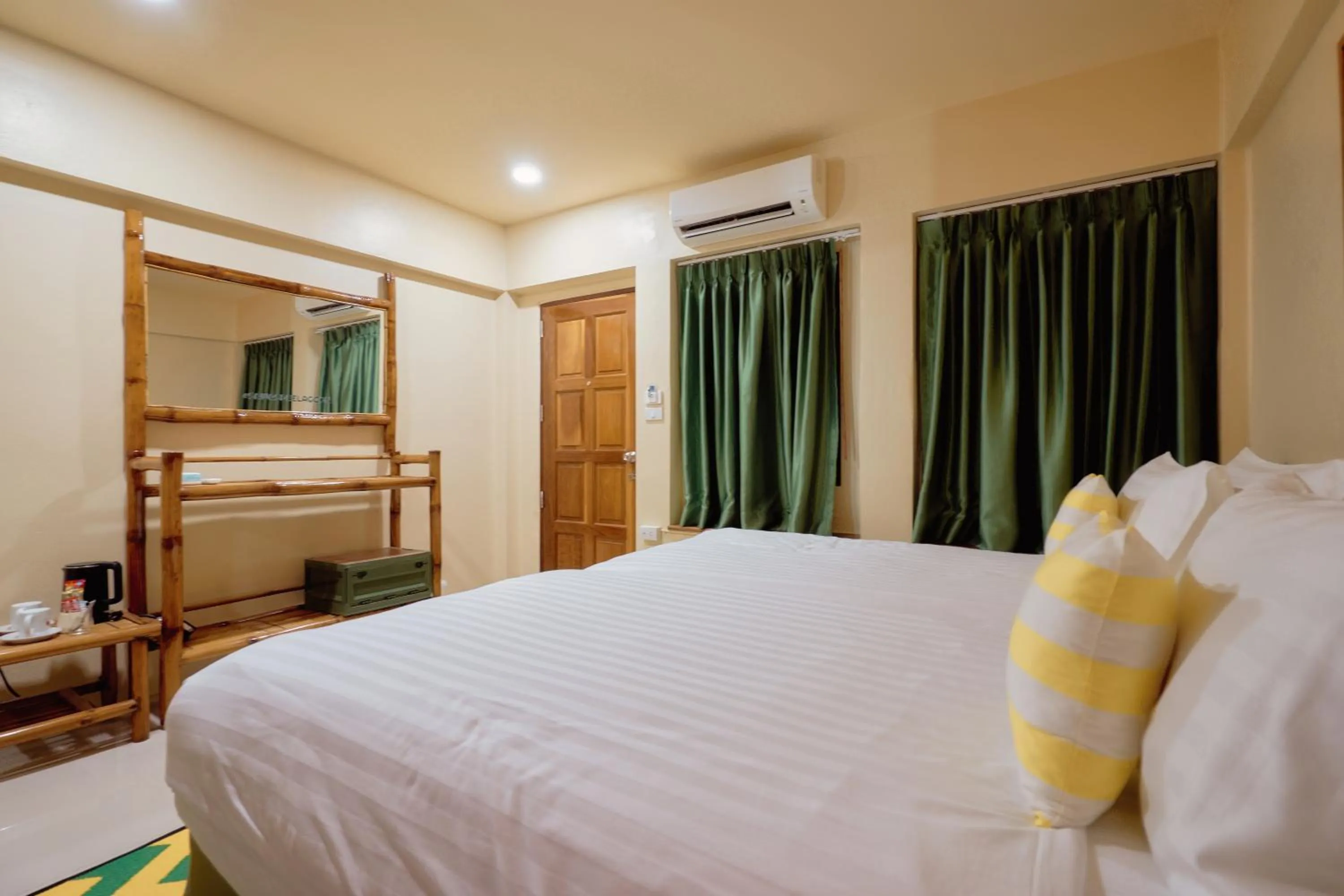 Bed in Sawasdee Lagoon Camping & Restaurant