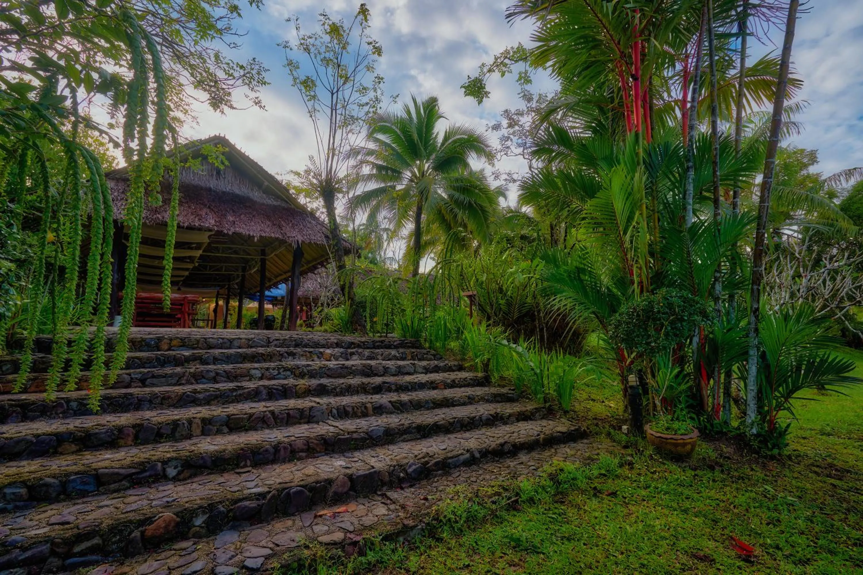 Dining area in Sawasdee Lagoon Camping & Restaurant