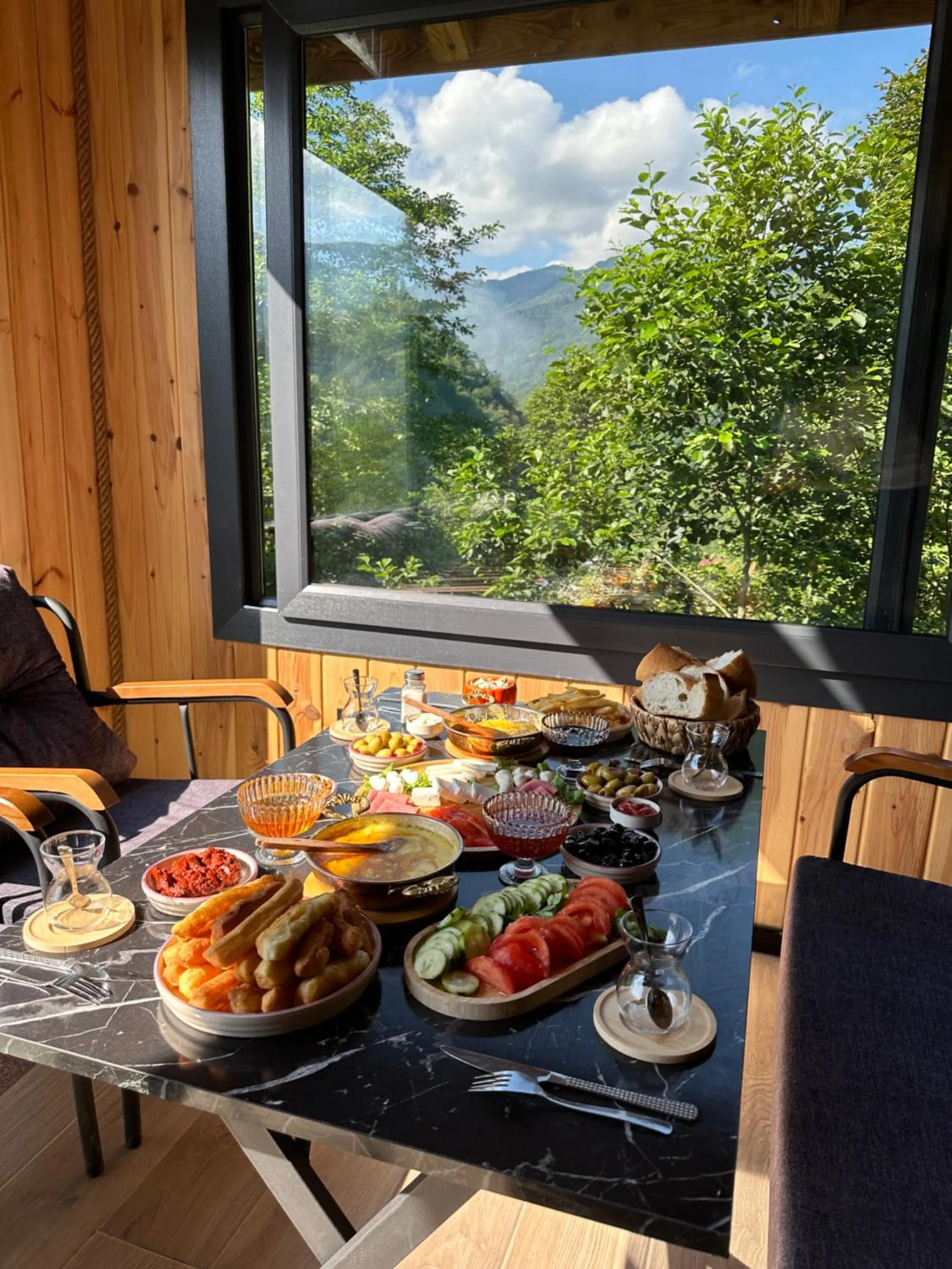 Restaurant/places to eat in Maysa Suit Bungalov