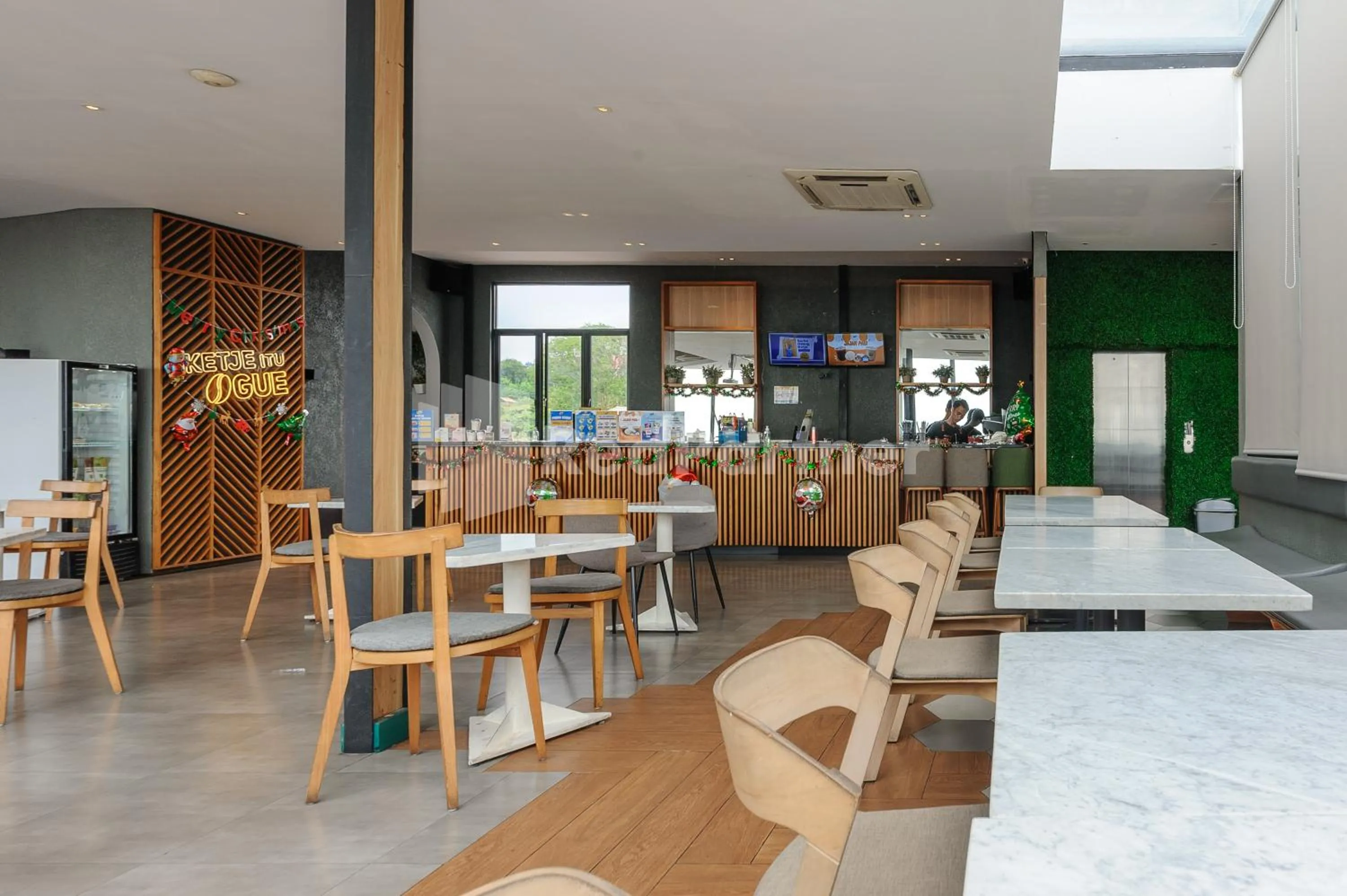 Restaurant/places to eat in Ketje Luxury Capsule Mitra RedDoorz