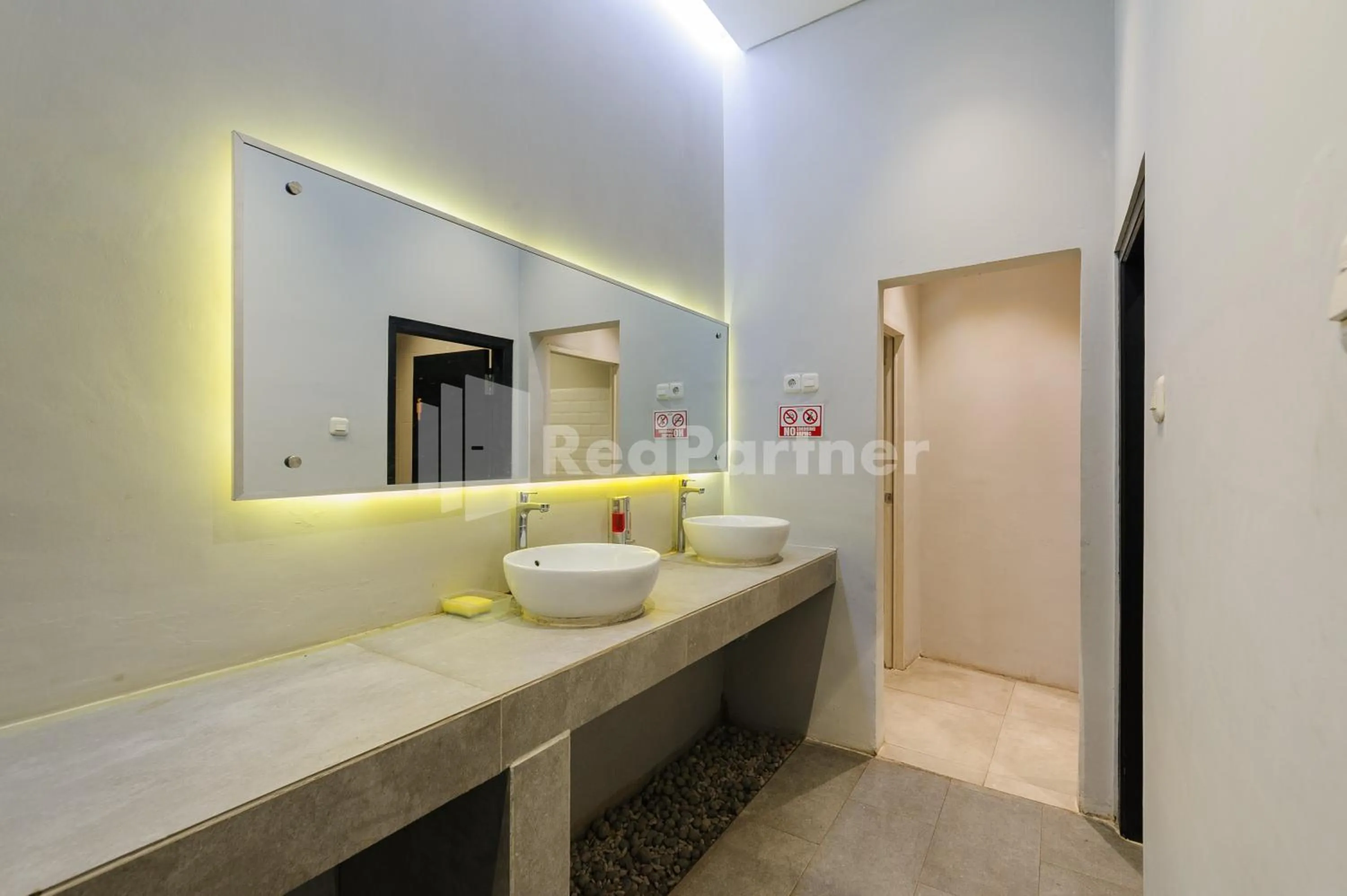 Bathroom in Ketje Luxury Capsule Mitra RedDoorz