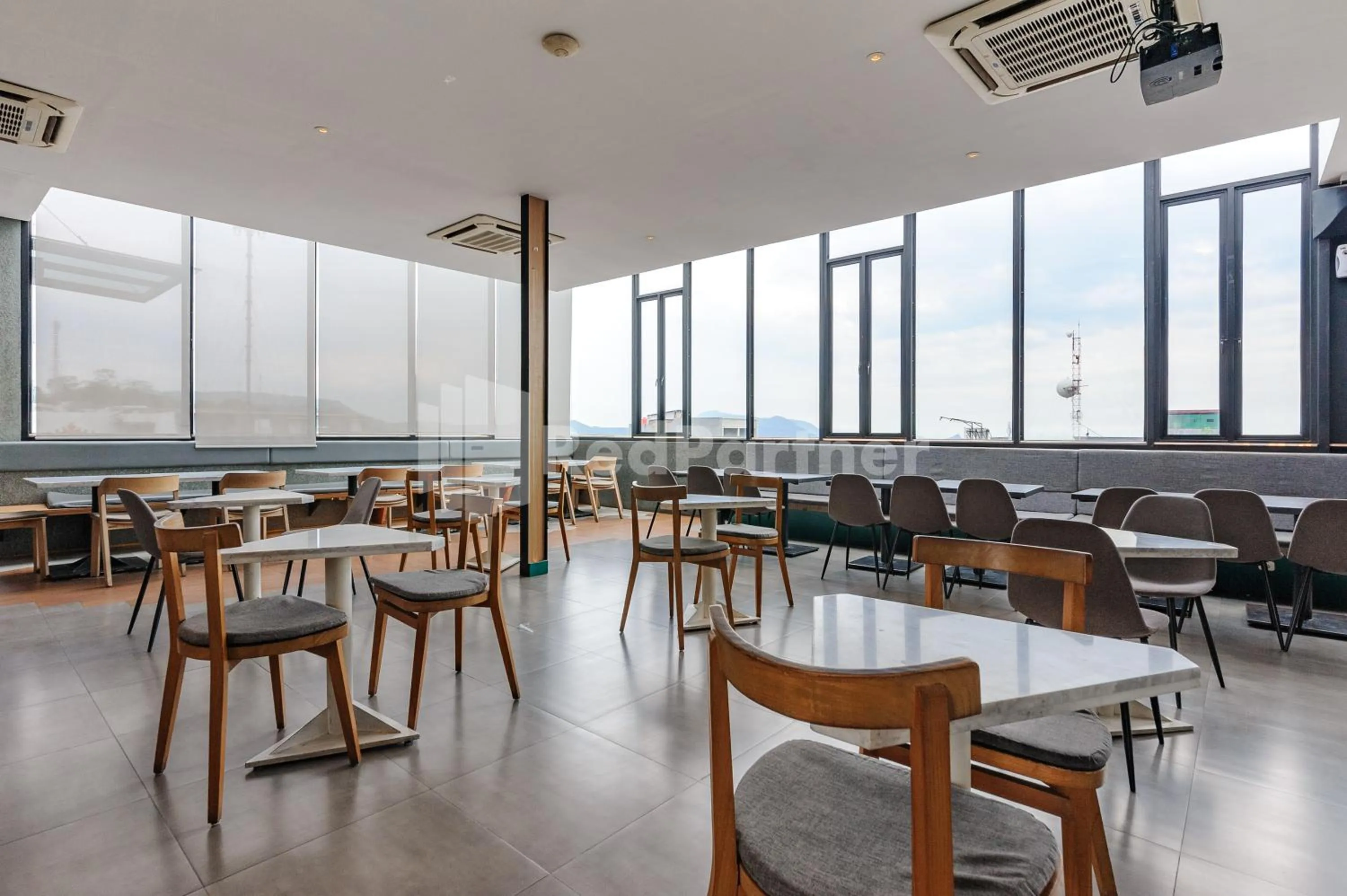 Restaurant/places to eat in Ketje Luxury Capsule Mitra RedDoorz