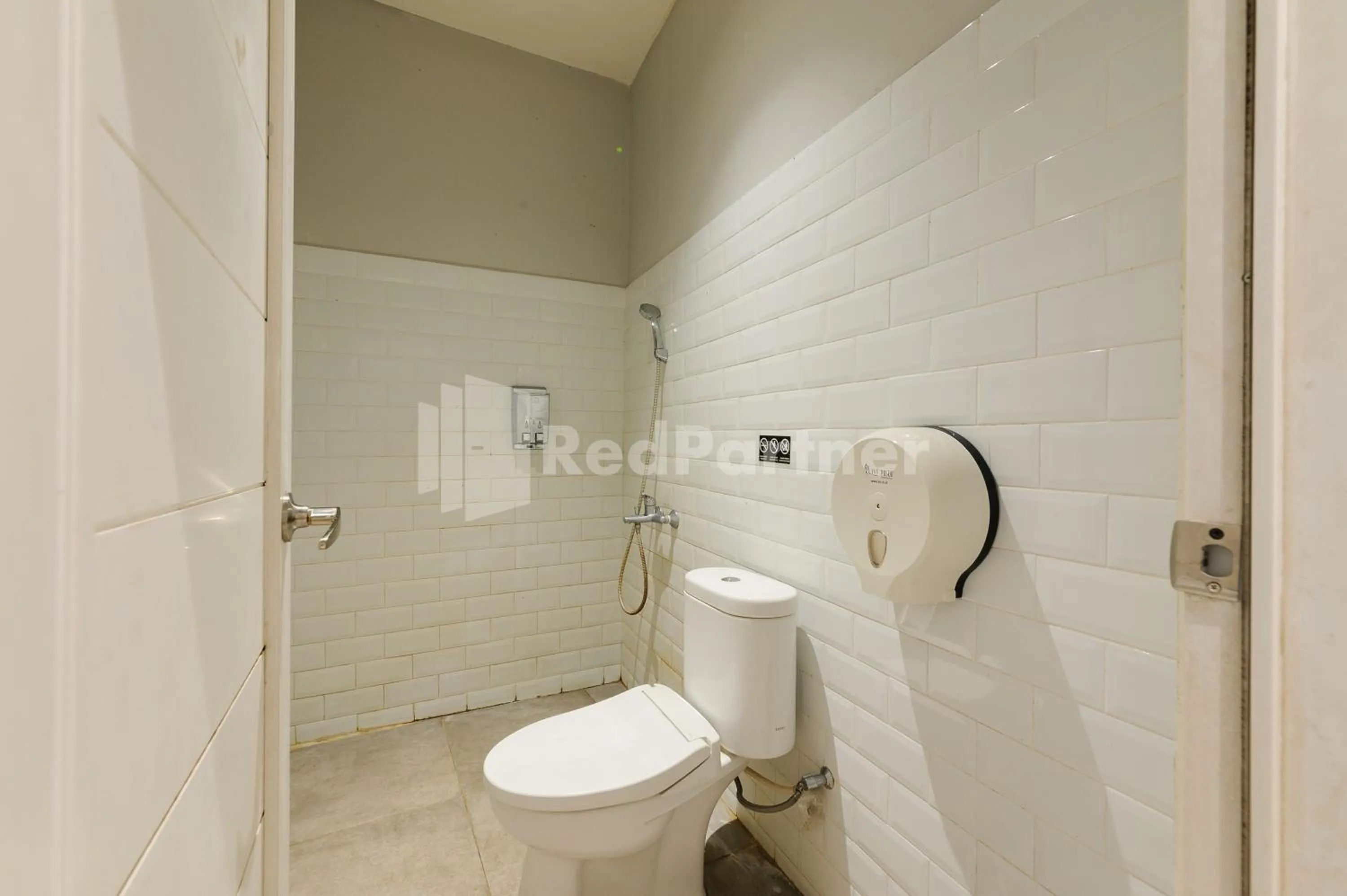 Bathroom in Ketje Luxury Capsule Mitra RedDoorz