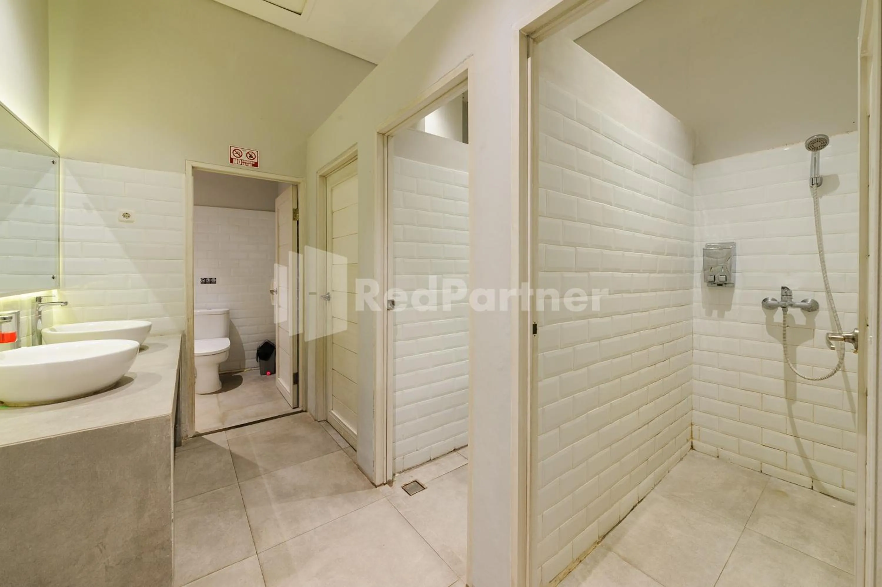 Bathroom in Ketje Luxury Capsule Mitra RedDoorz