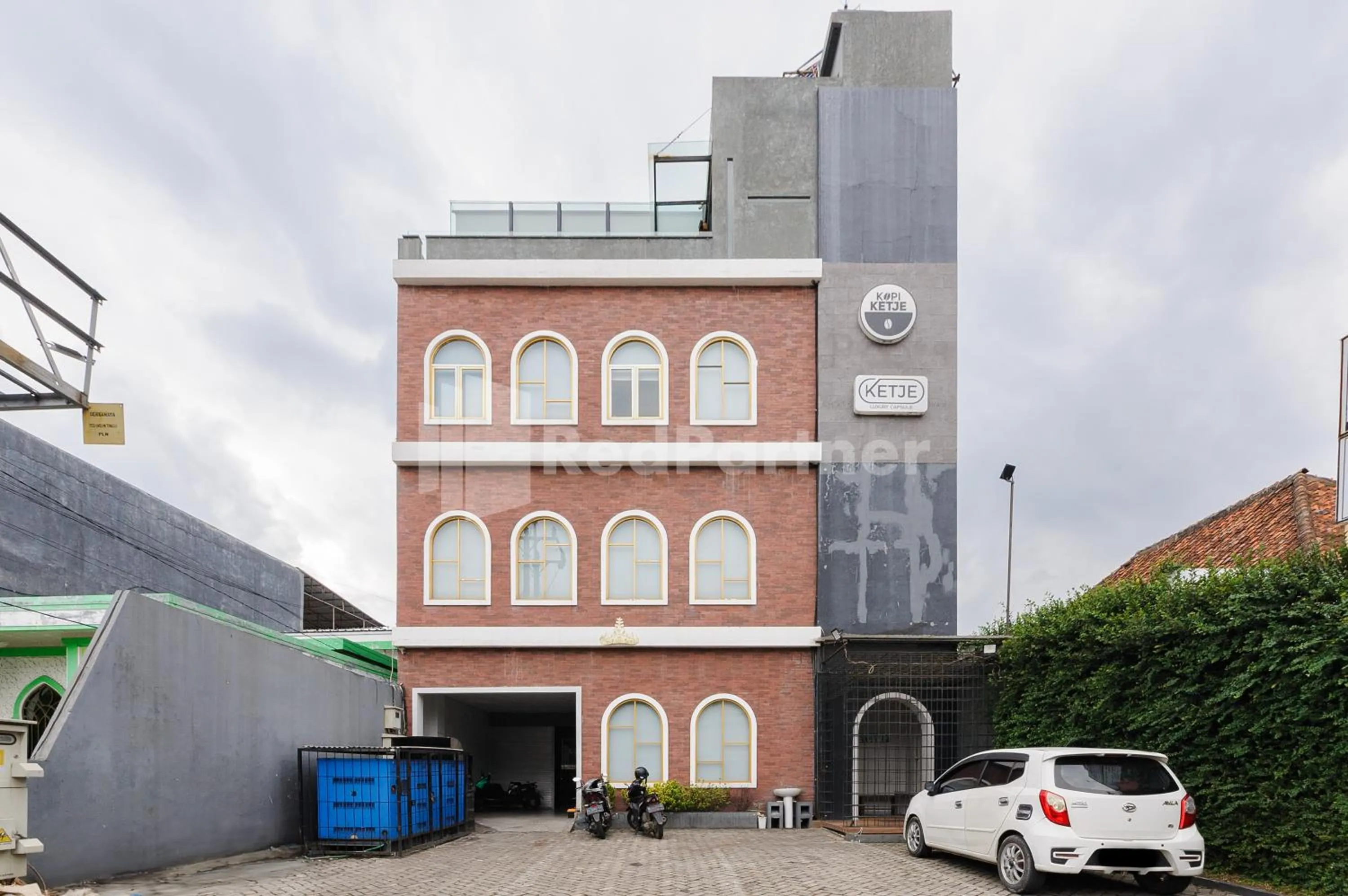 Property building in Ketje Luxury Capsule Mitra RedDoorz