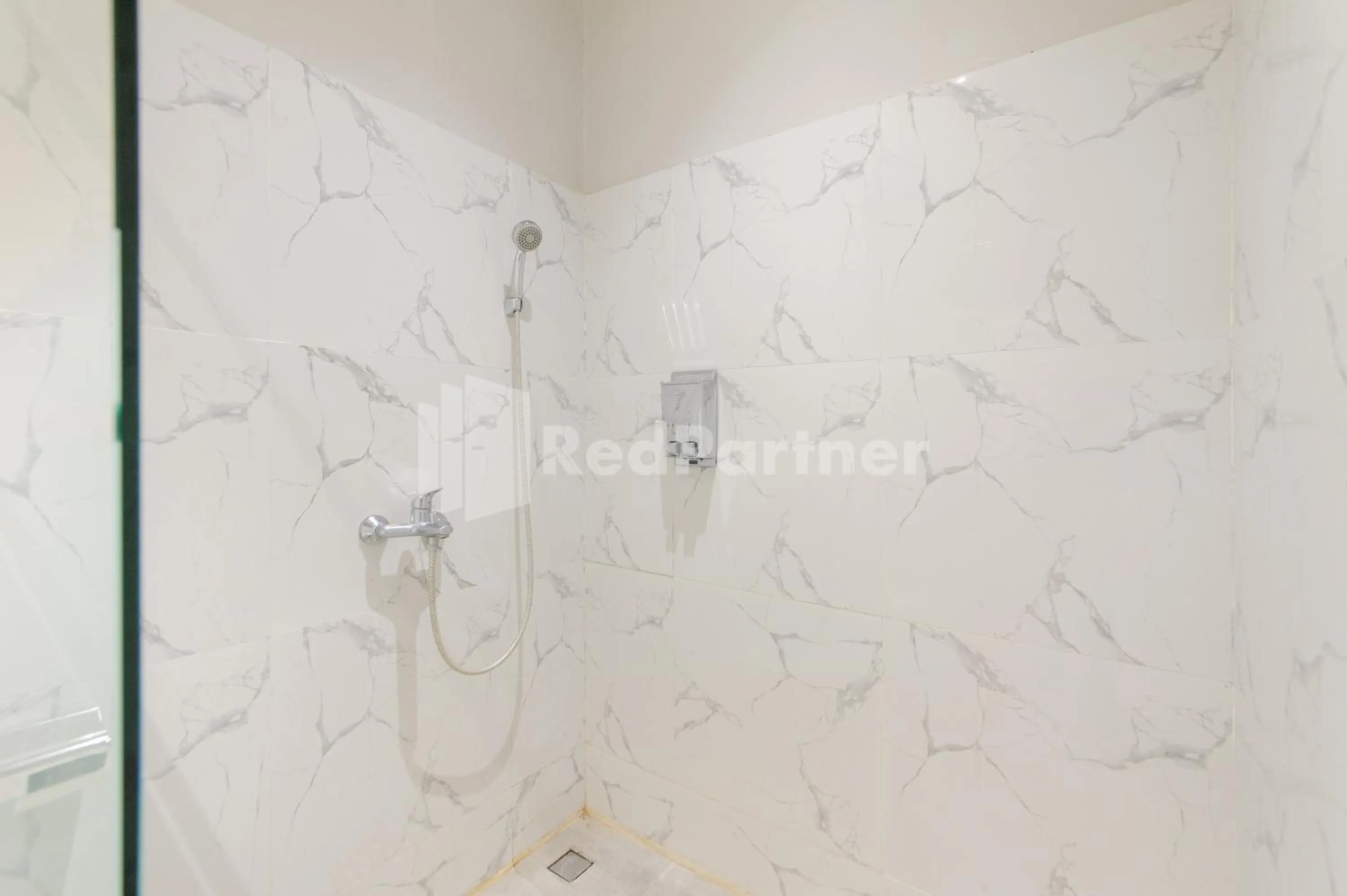 Bathroom in Ketje Luxury Capsule Mitra RedDoorz