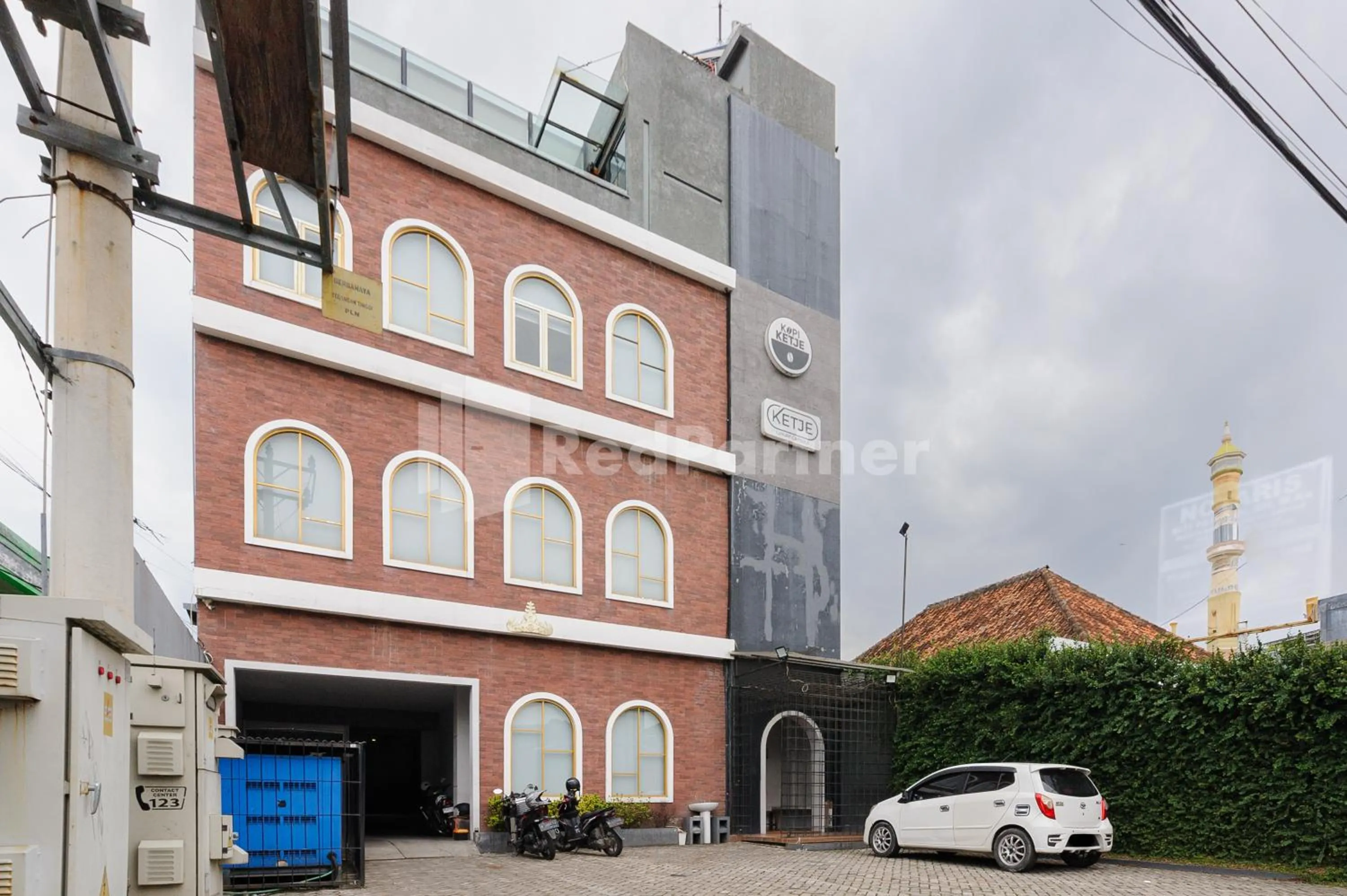 Property building in Ketje Luxury Capsule Mitra RedDoorz