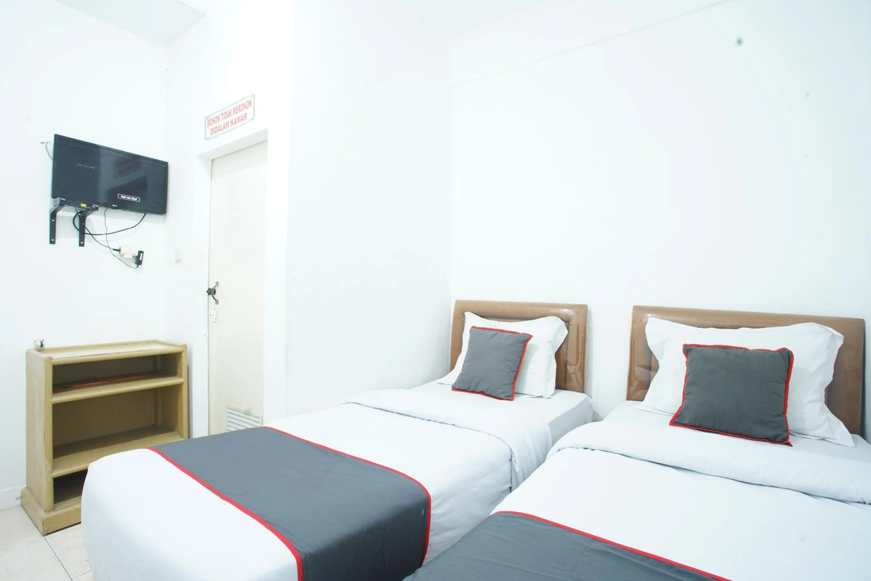 TV and multimedia, Bed in Hotel Bhakti Syariah