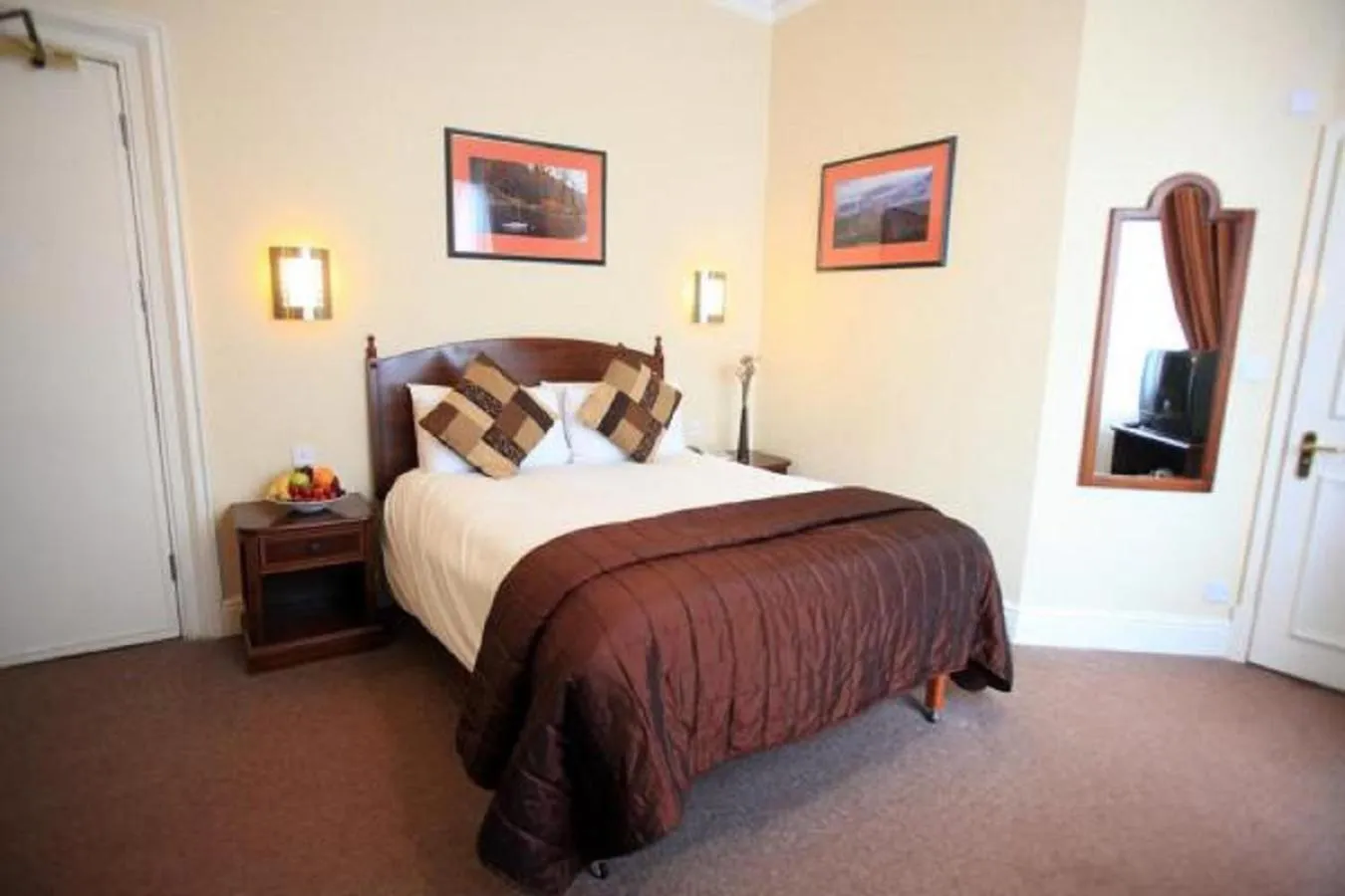 Bed in North Stafford Hotel