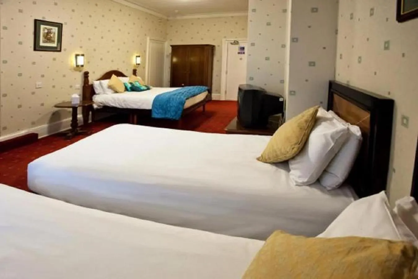 Bed in North Stafford Hotel
