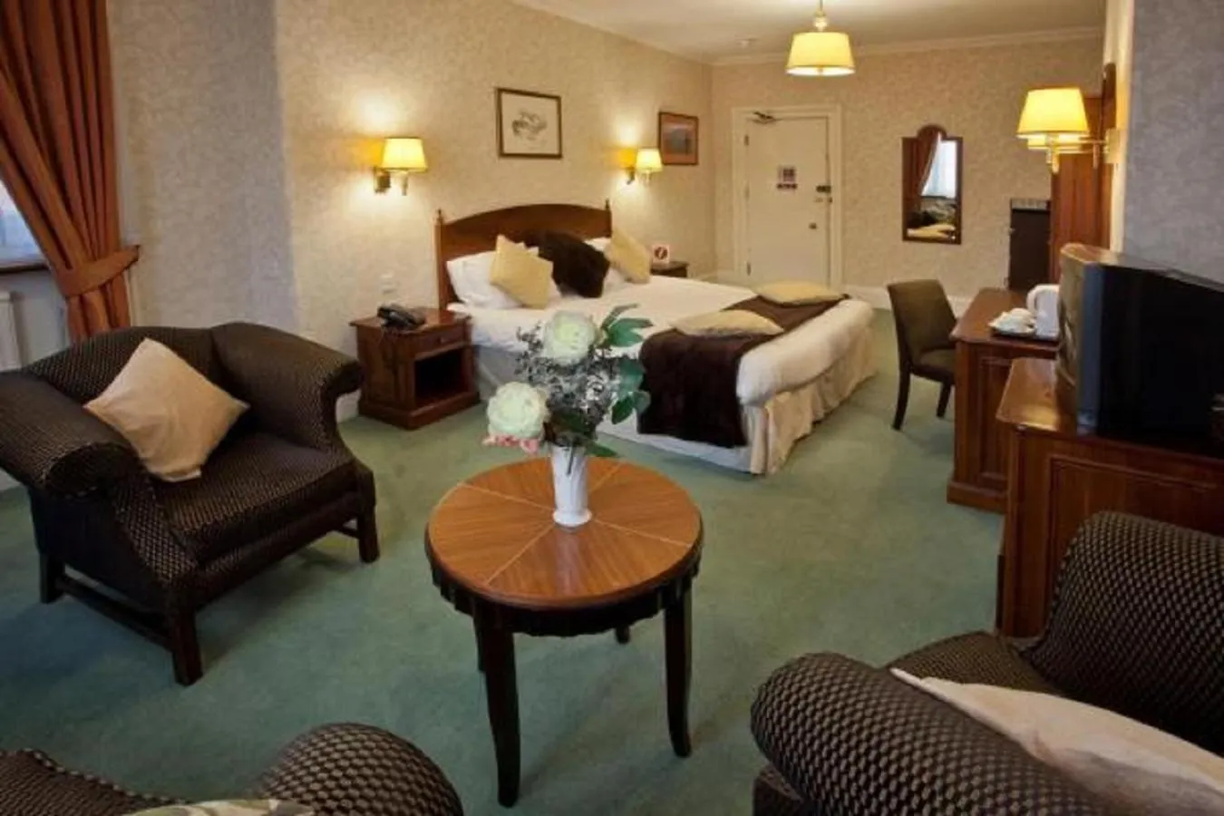 Photo of the whole room, Bed in North Stafford Hotel