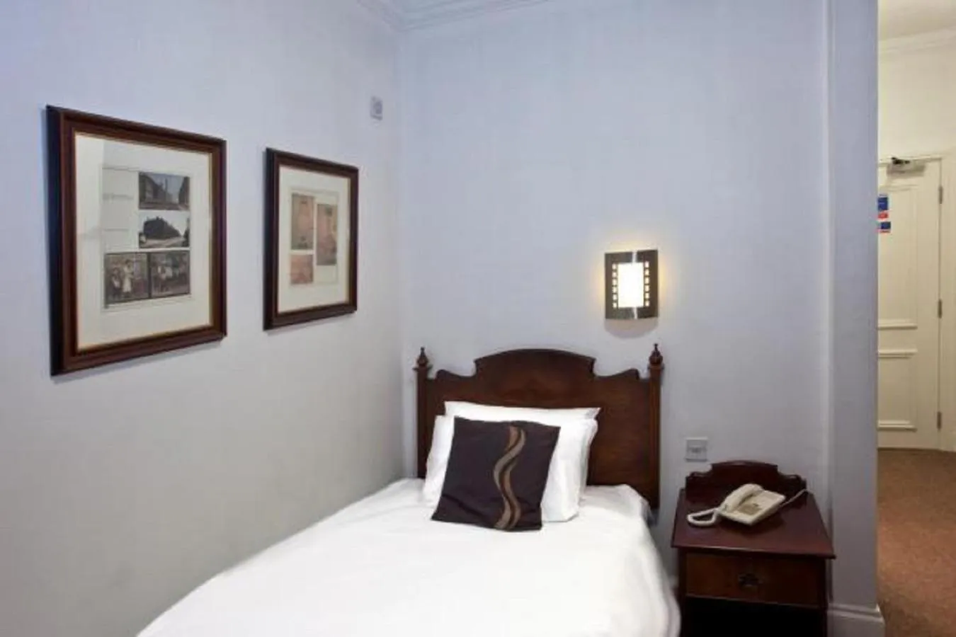 Bed in North Stafford Hotel