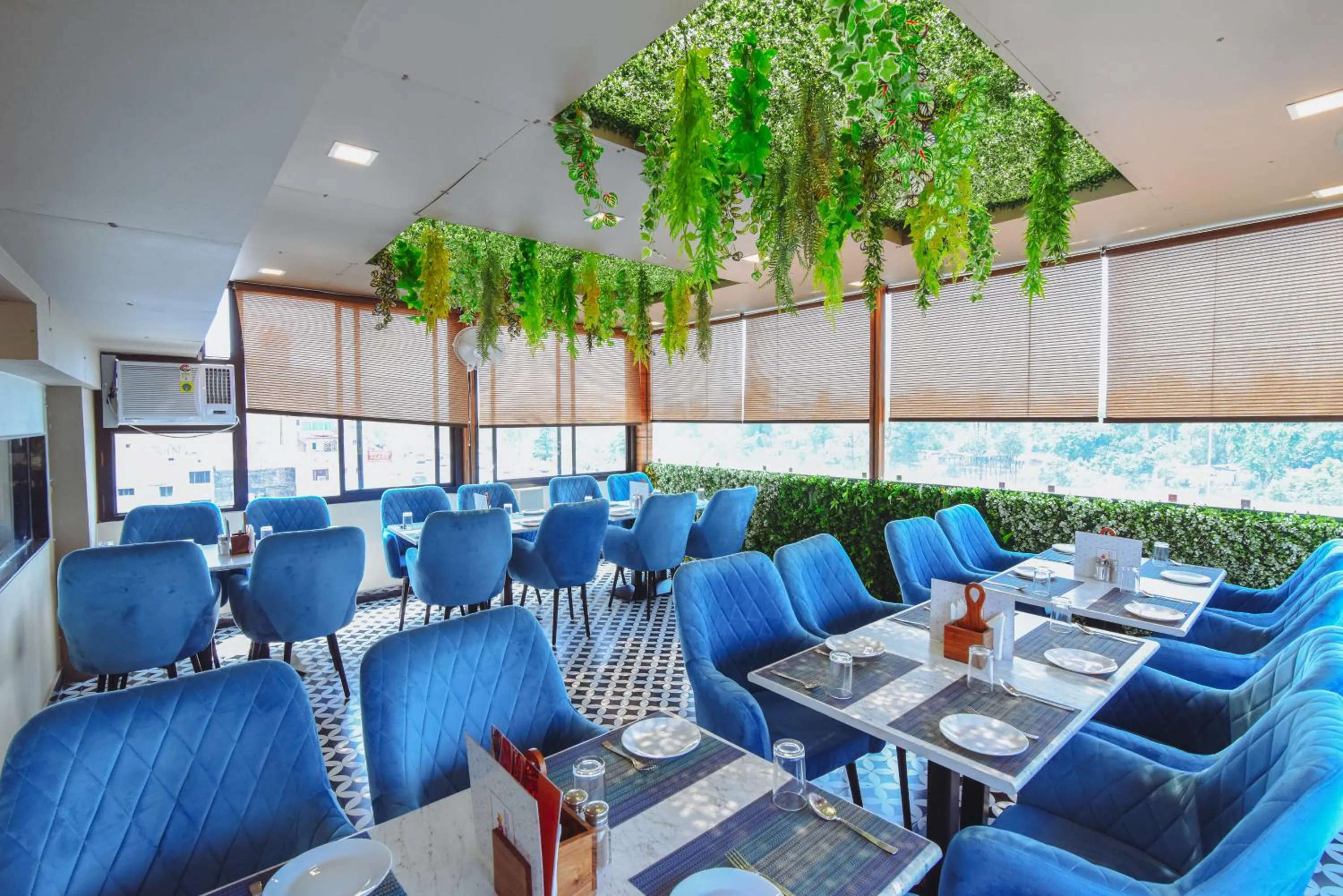 Restaurant/places to eat in Hotel Swagat Suites