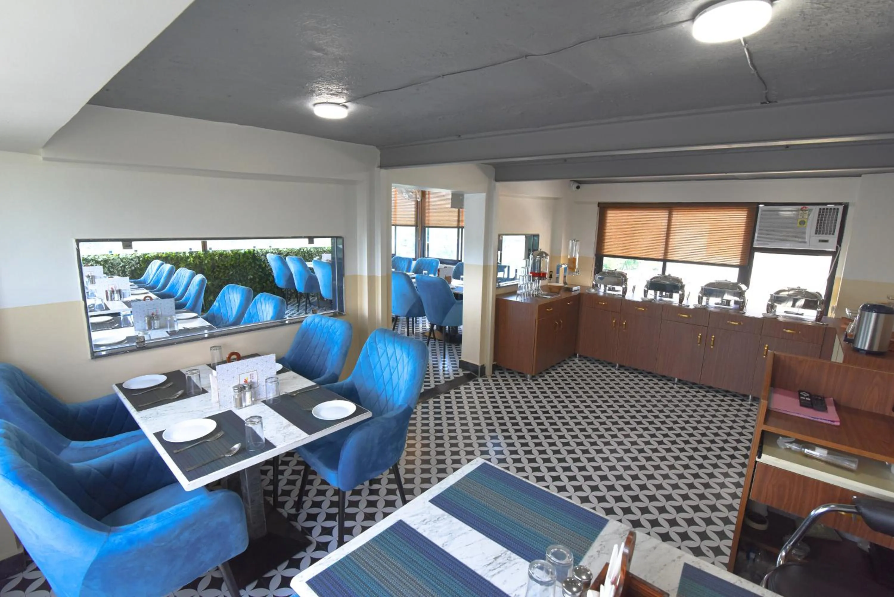 Restaurant/places to eat in Hotel Swagat Suites