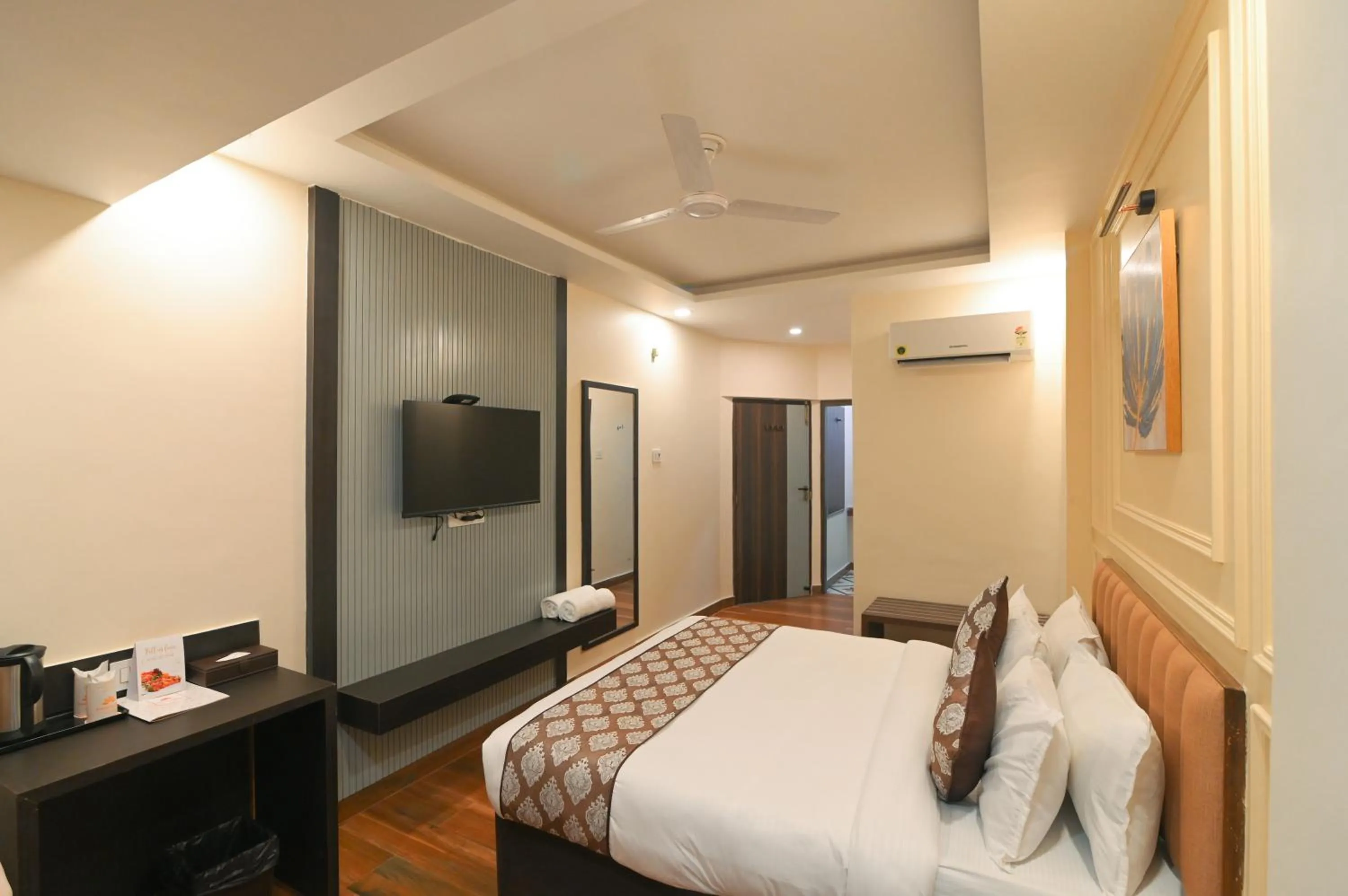 TV and multimedia, Bed in Hotel Swagat Suites
