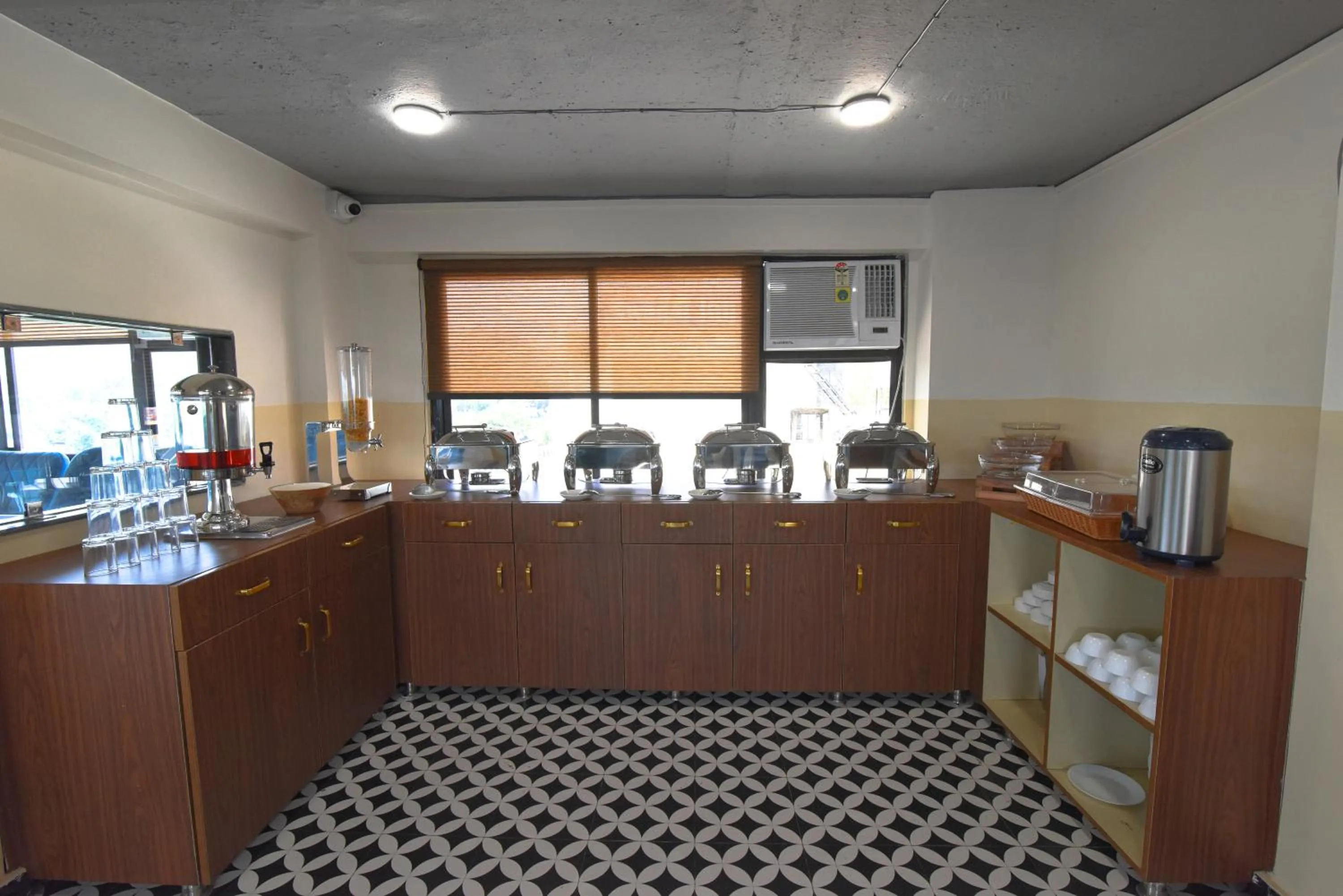 Restaurant/places to eat in Hotel Swagat Suites