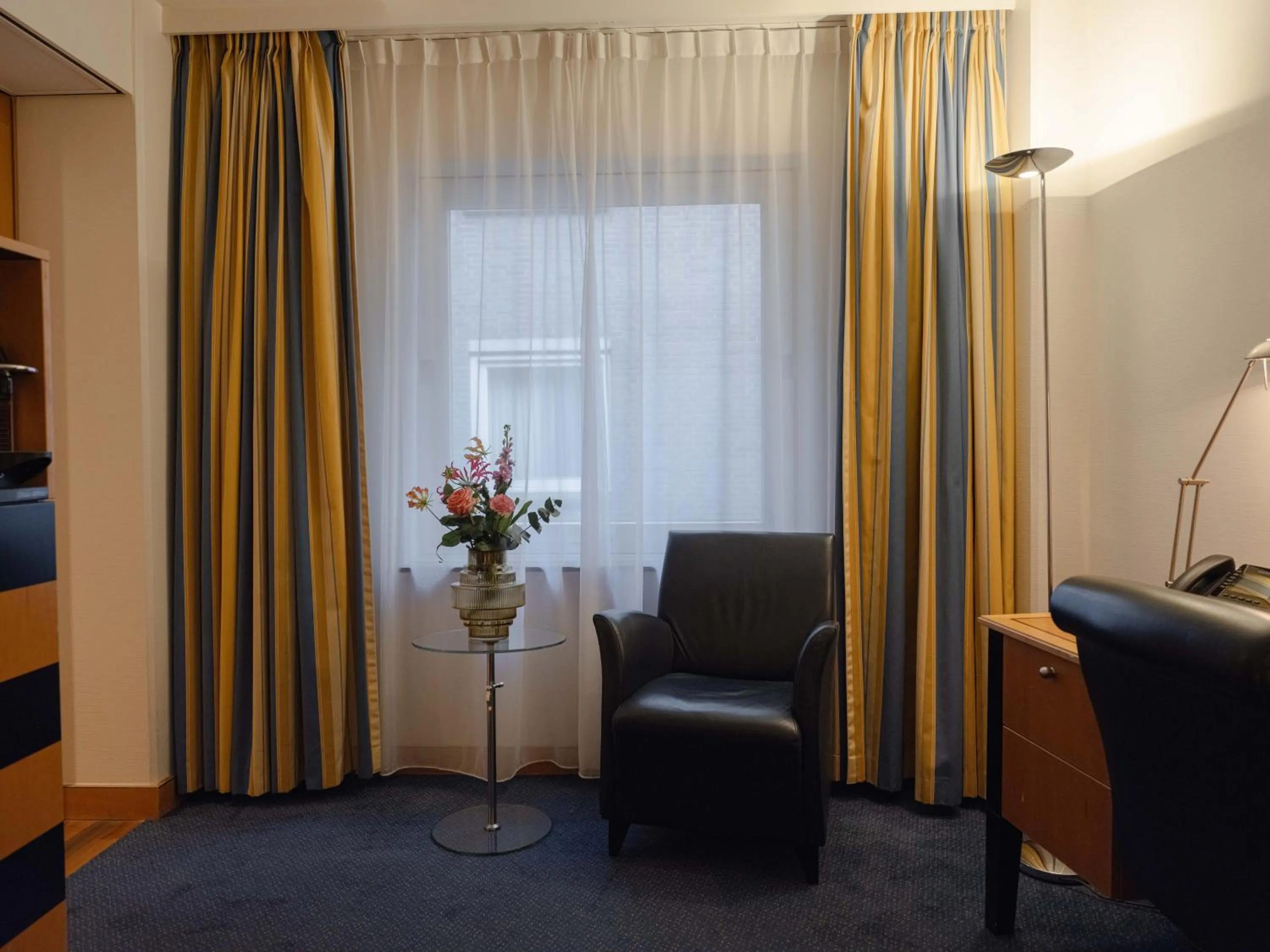 Seating area in Swissôtel Amsterdam