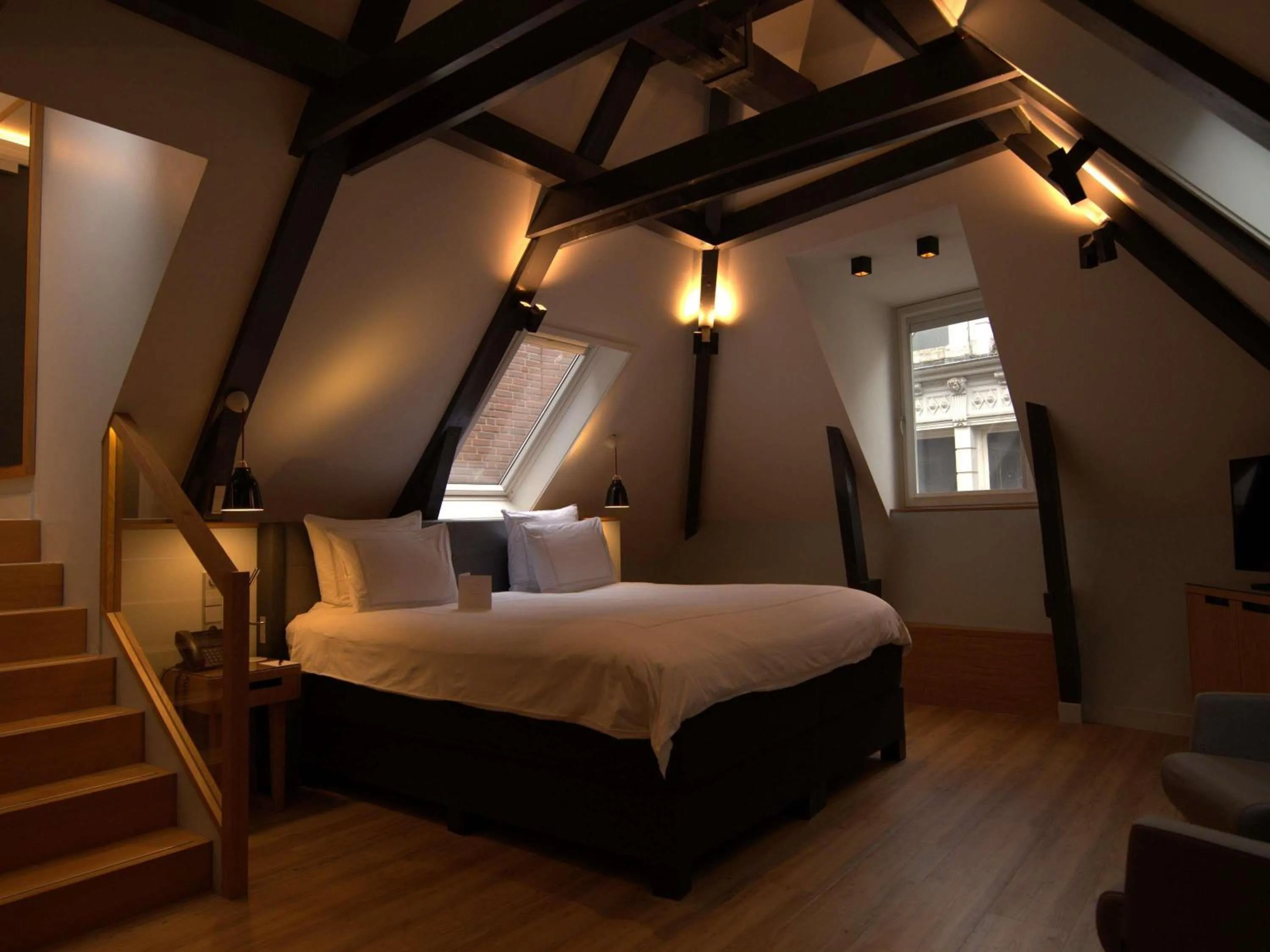 Property building, Bed in Swissôtel Amsterdam