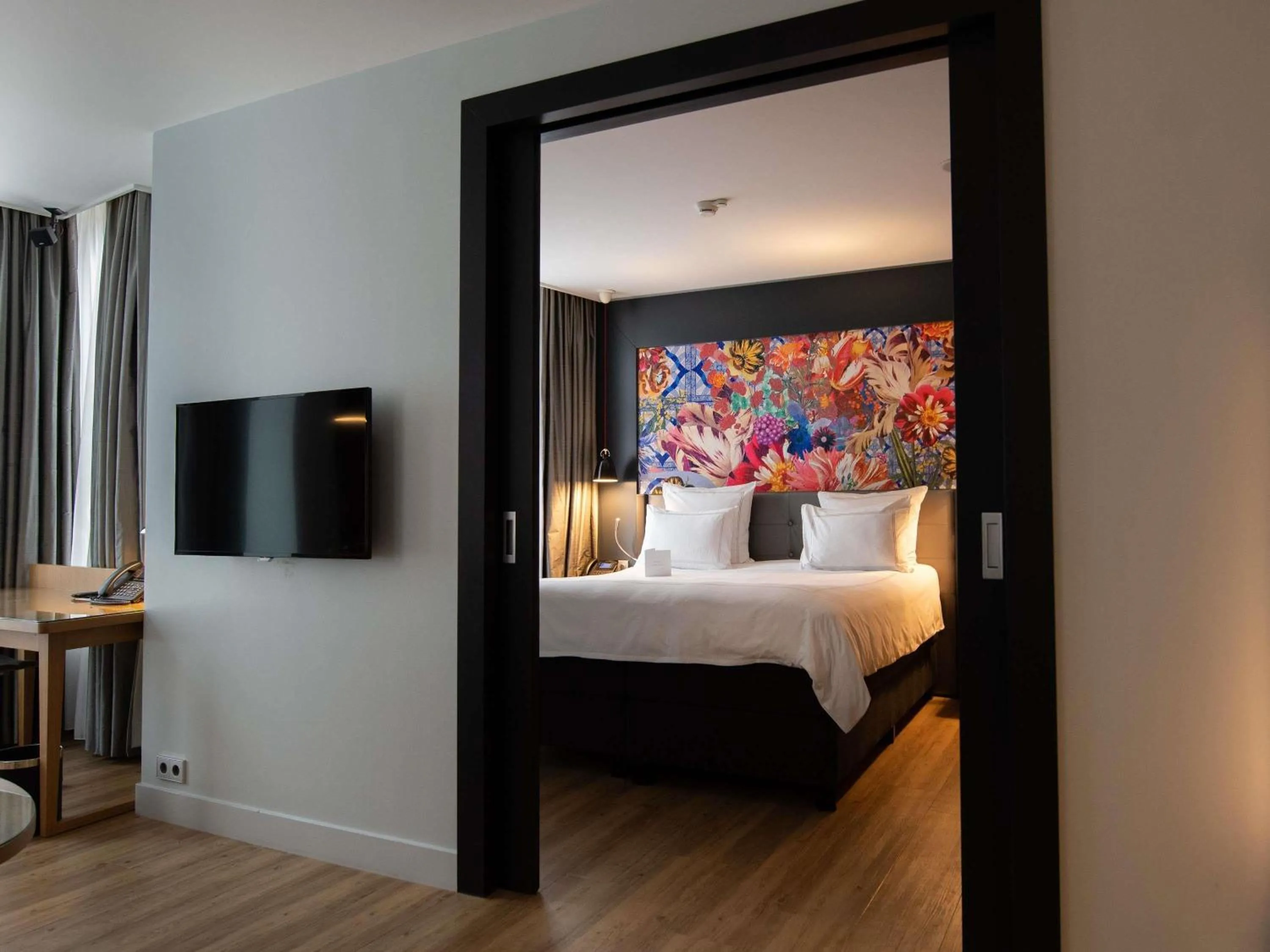 Property building, Bed in Swissôtel Amsterdam
