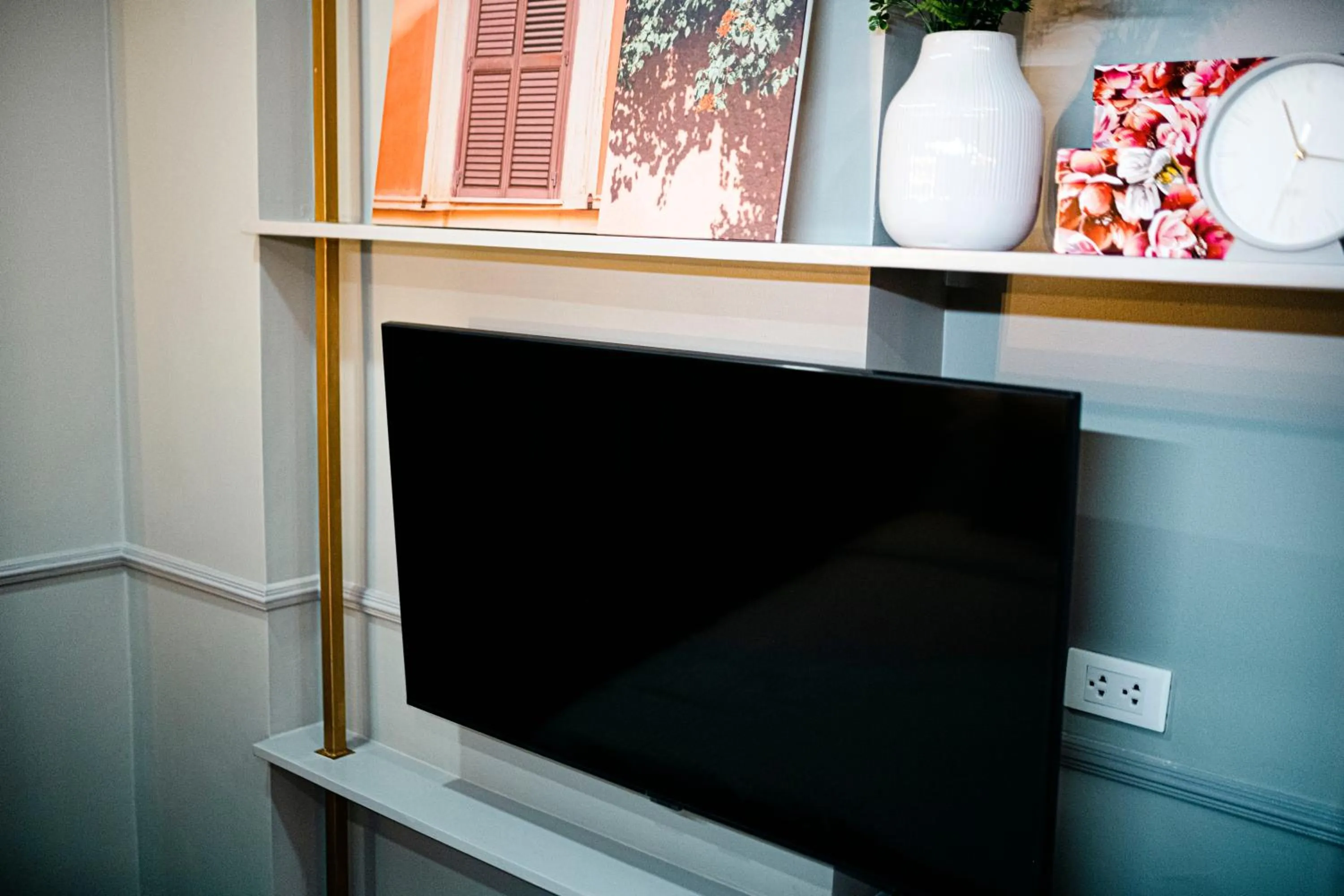 TV and multimedia in 503 One Pontefino Towers