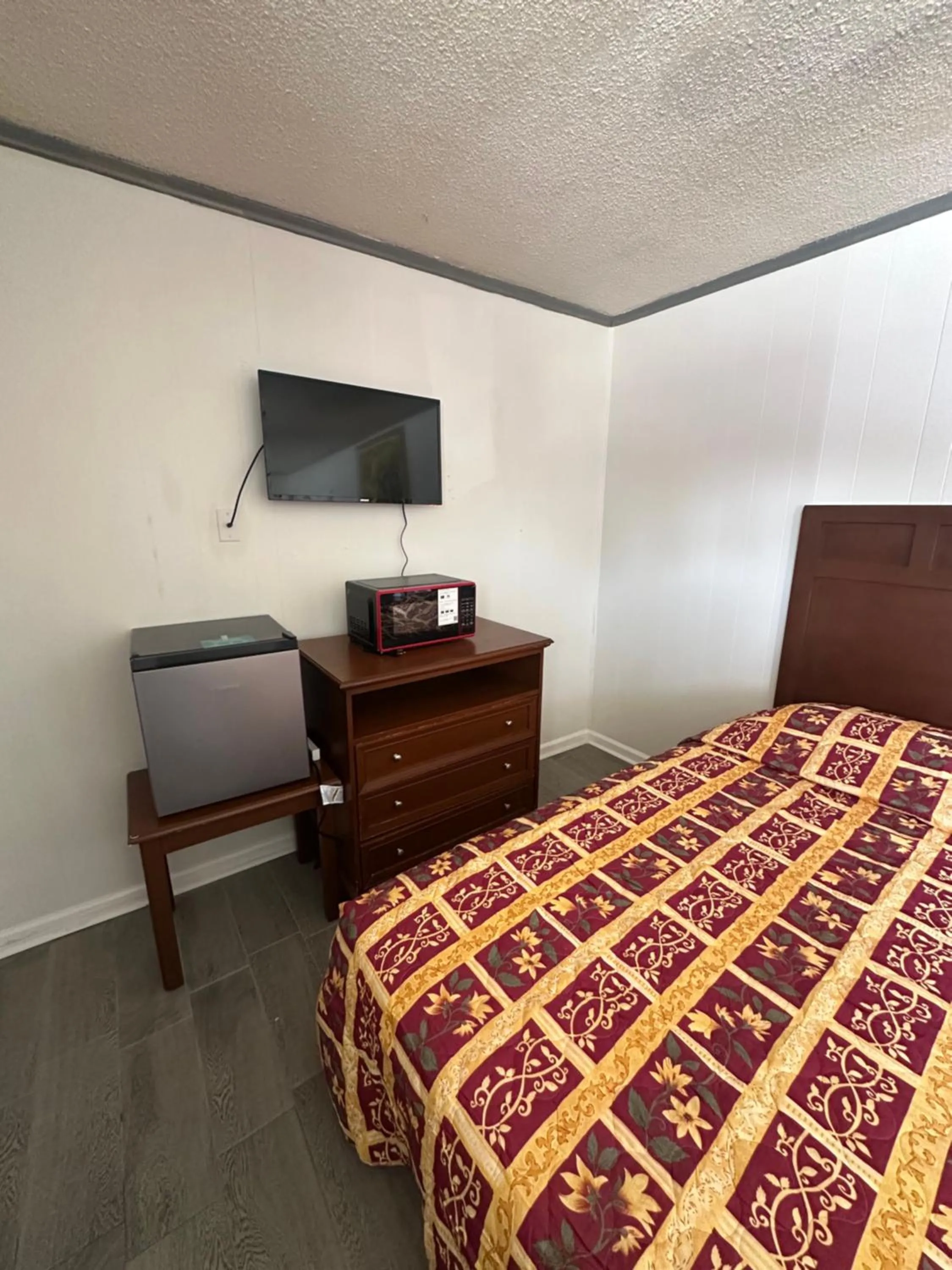 TV and multimedia in Travel Inn Montgomery AL