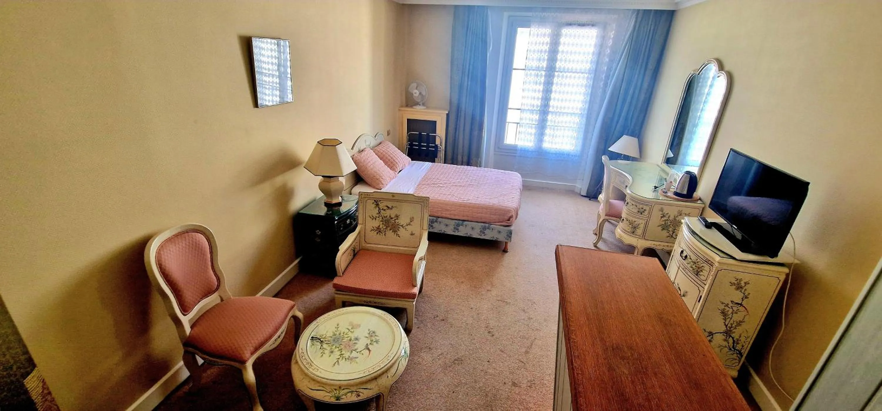 Property building, Bed in Hôtel de la cloche