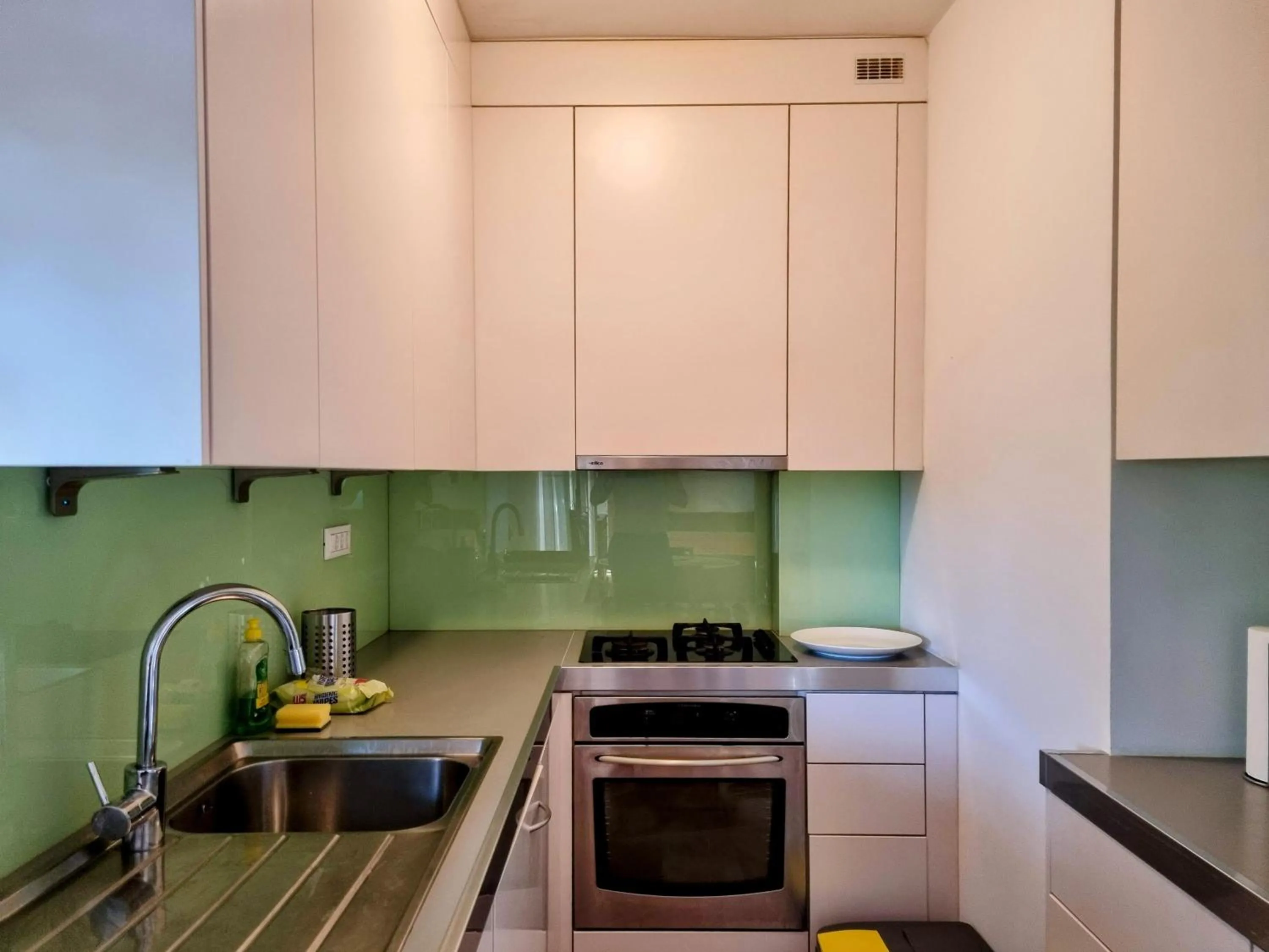 Kitchen or kitchenette in F13 Apartment