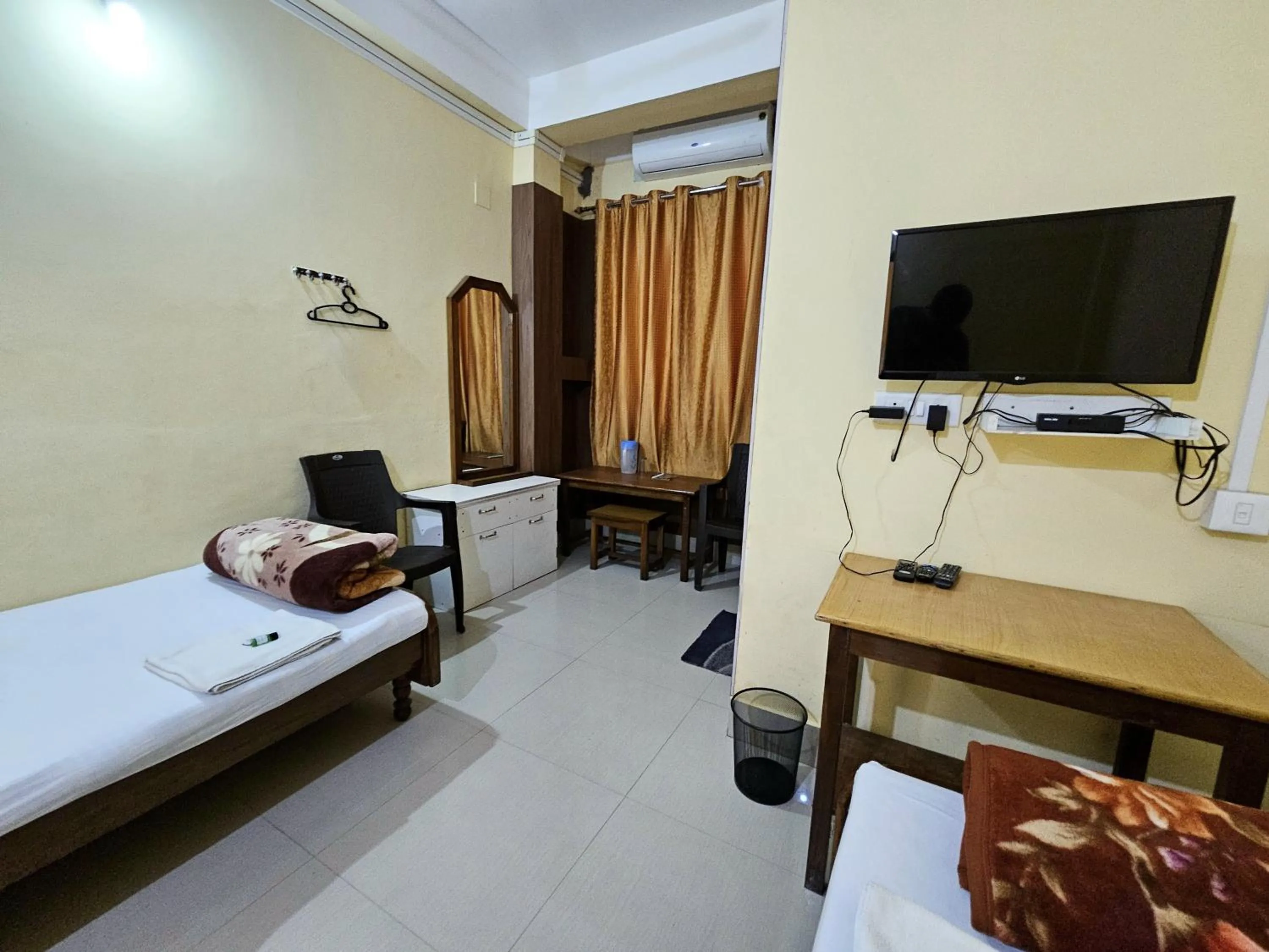 Bed in Hotel Rishiraj