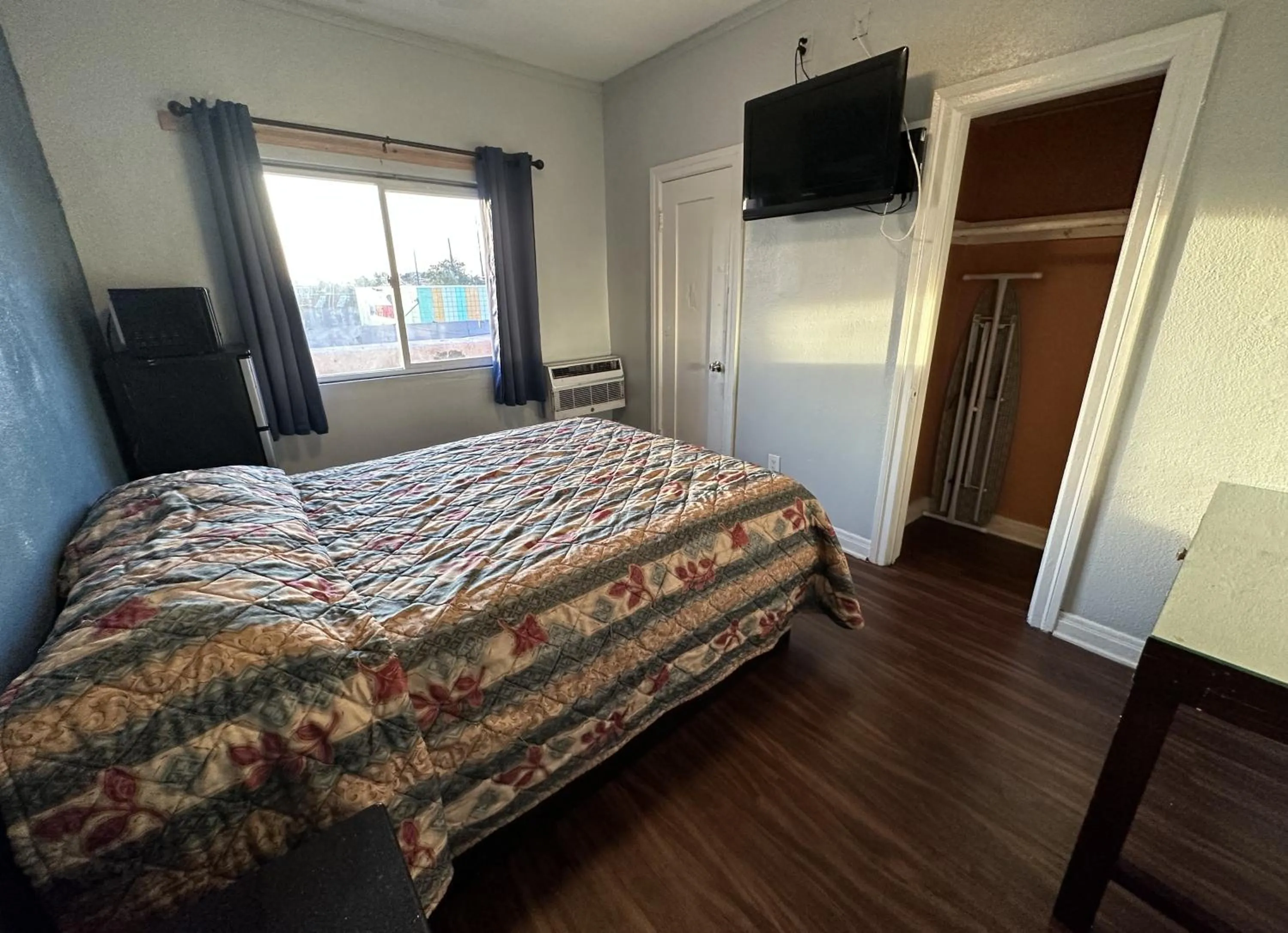 TV and multimedia, Bed in Unity Hotel - No Parking & Rooms Are Upstairs