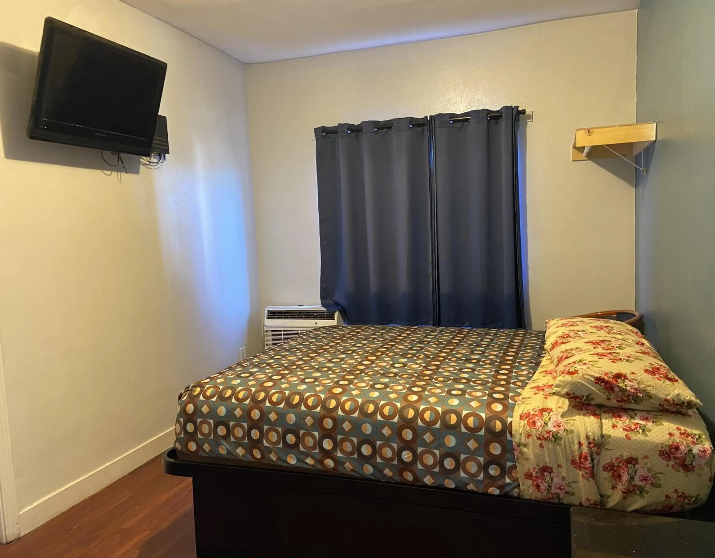 Unity Hotel - No Parking & Rooms Are Upstairs Unity Hotel - No Parking & Rooms Are Upstairs