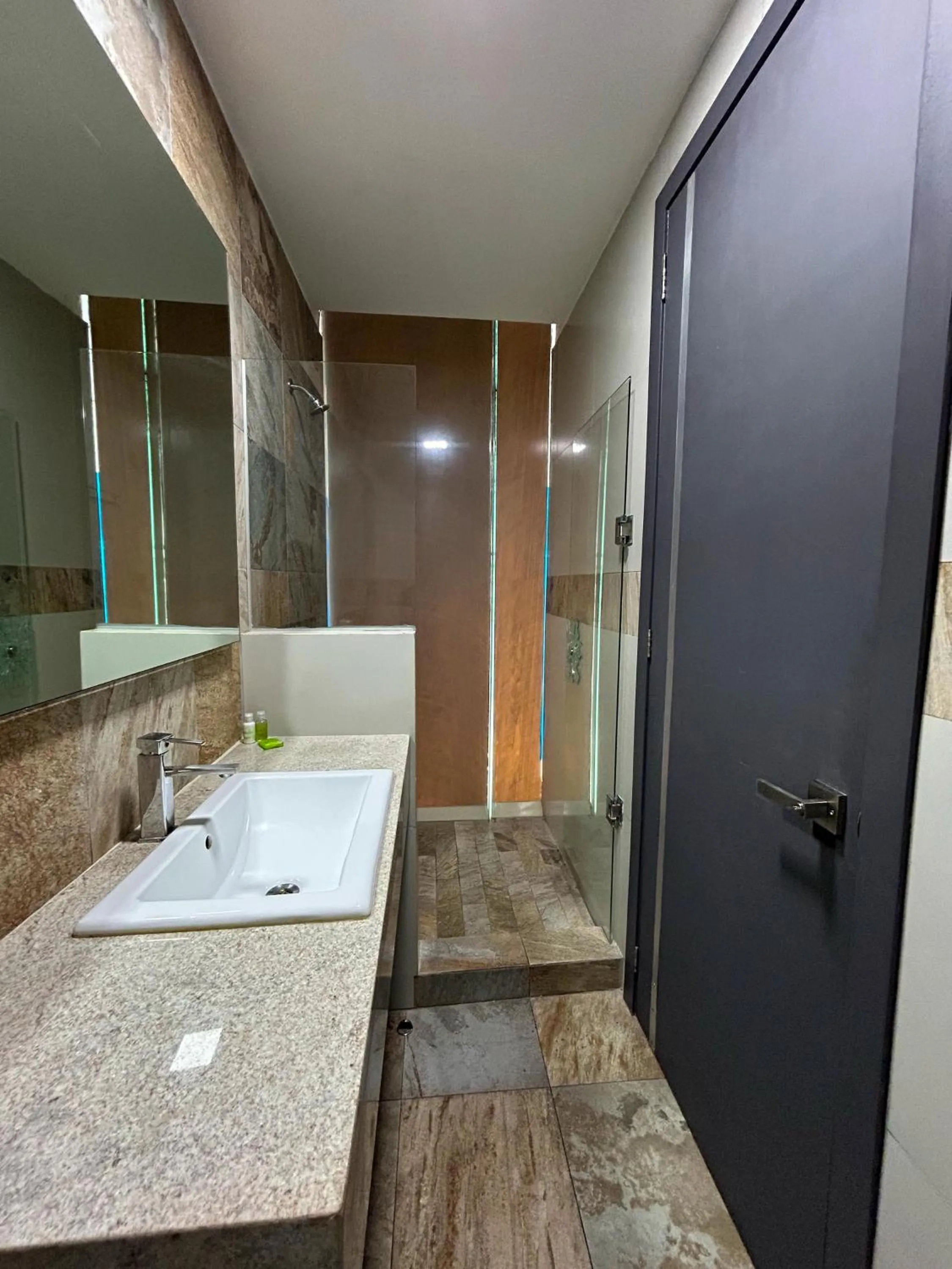 Shower in HVH by Yaxché