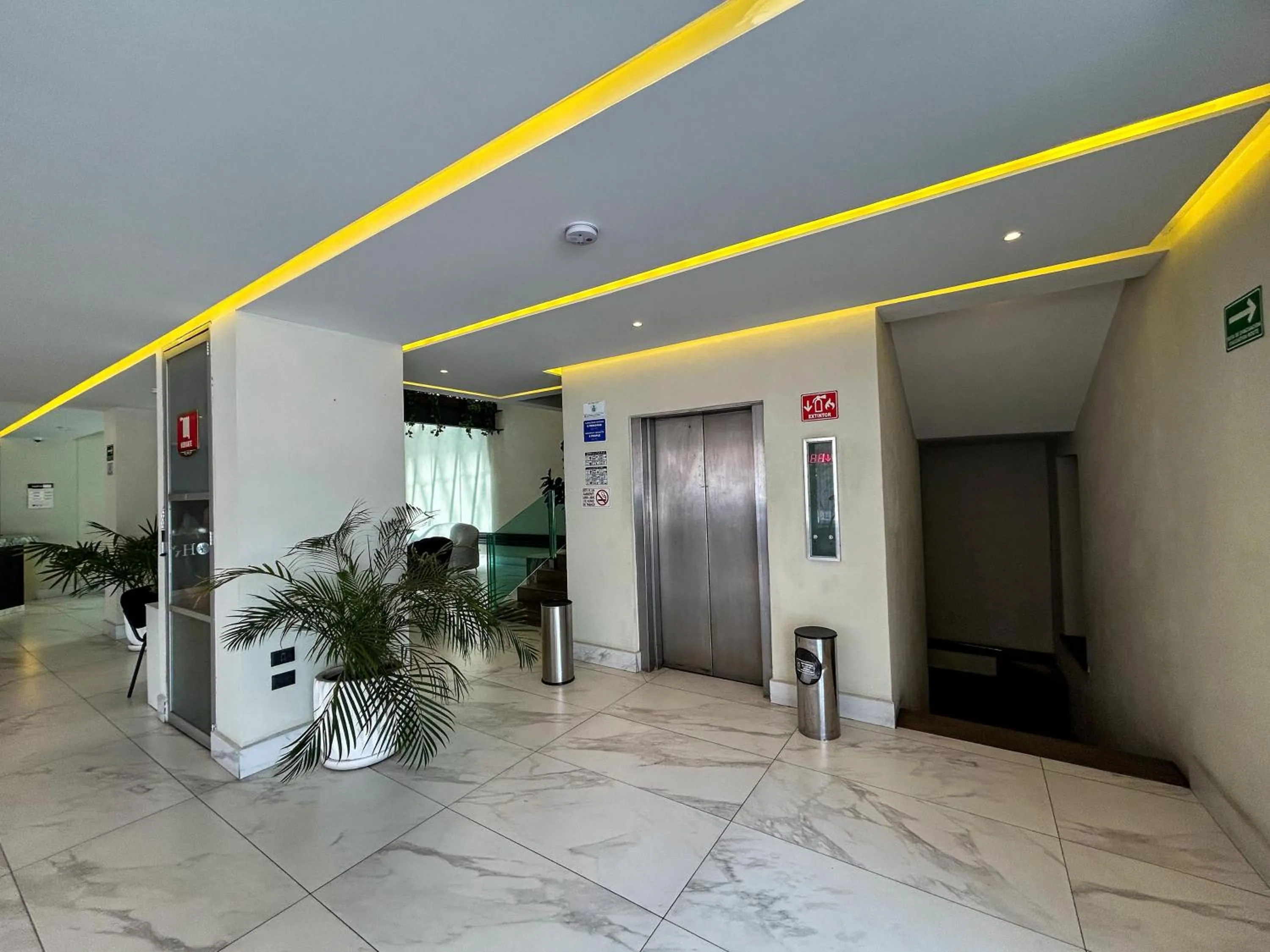 elevator in HVH by Yaxché