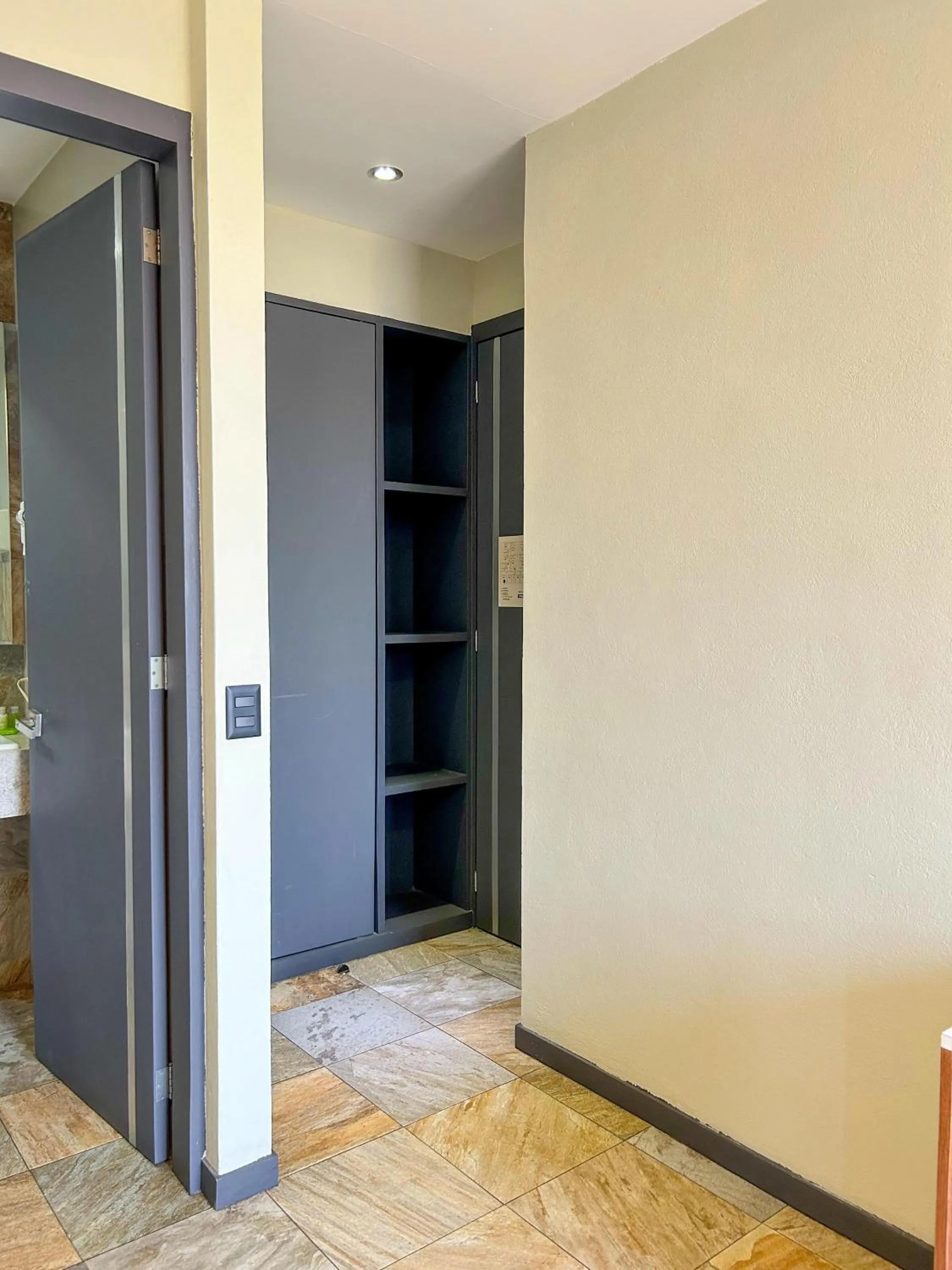 wardrobe in HVH by Yaxché