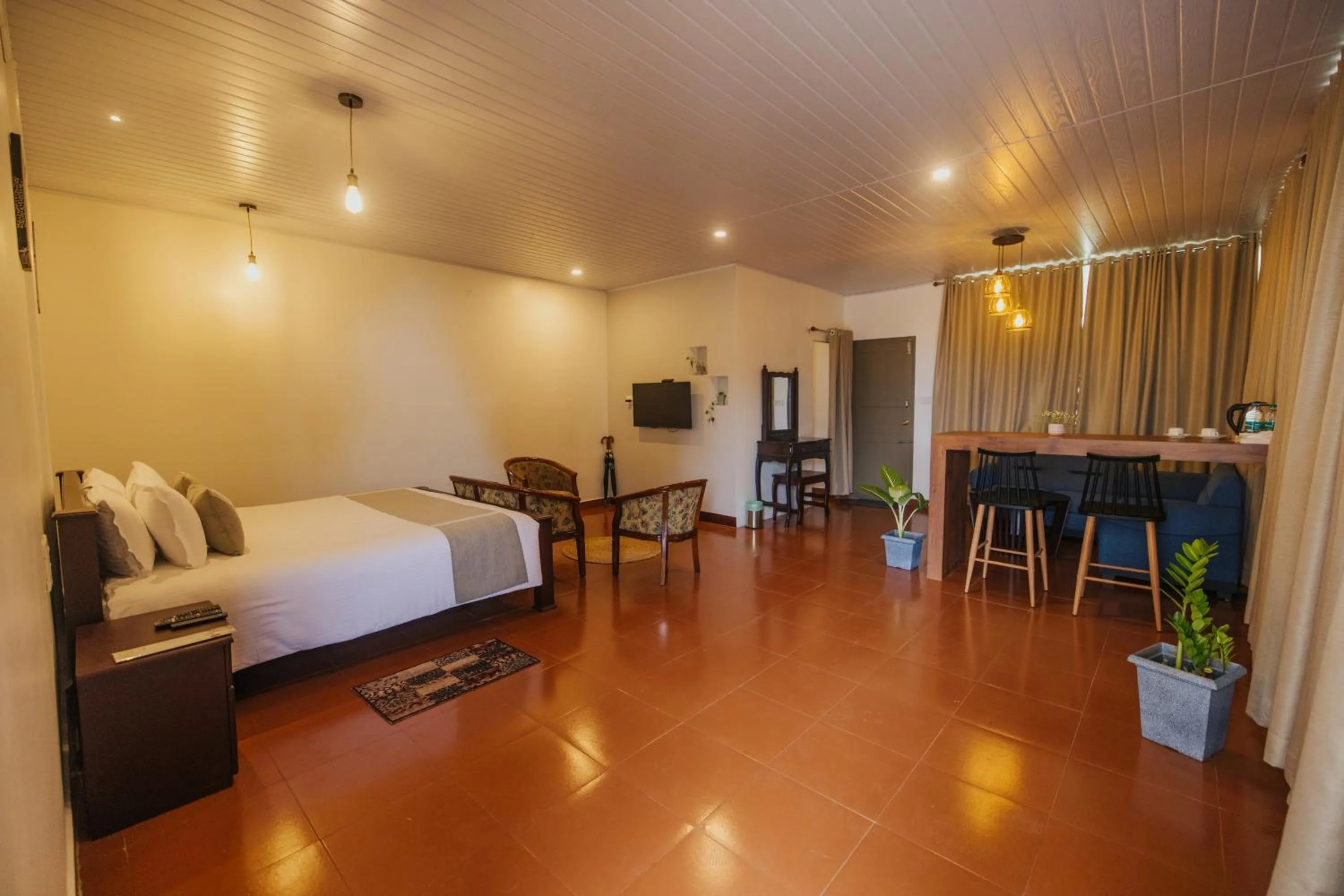 Communal lounge/ TV room, Bed in Misty Courtyard Resort