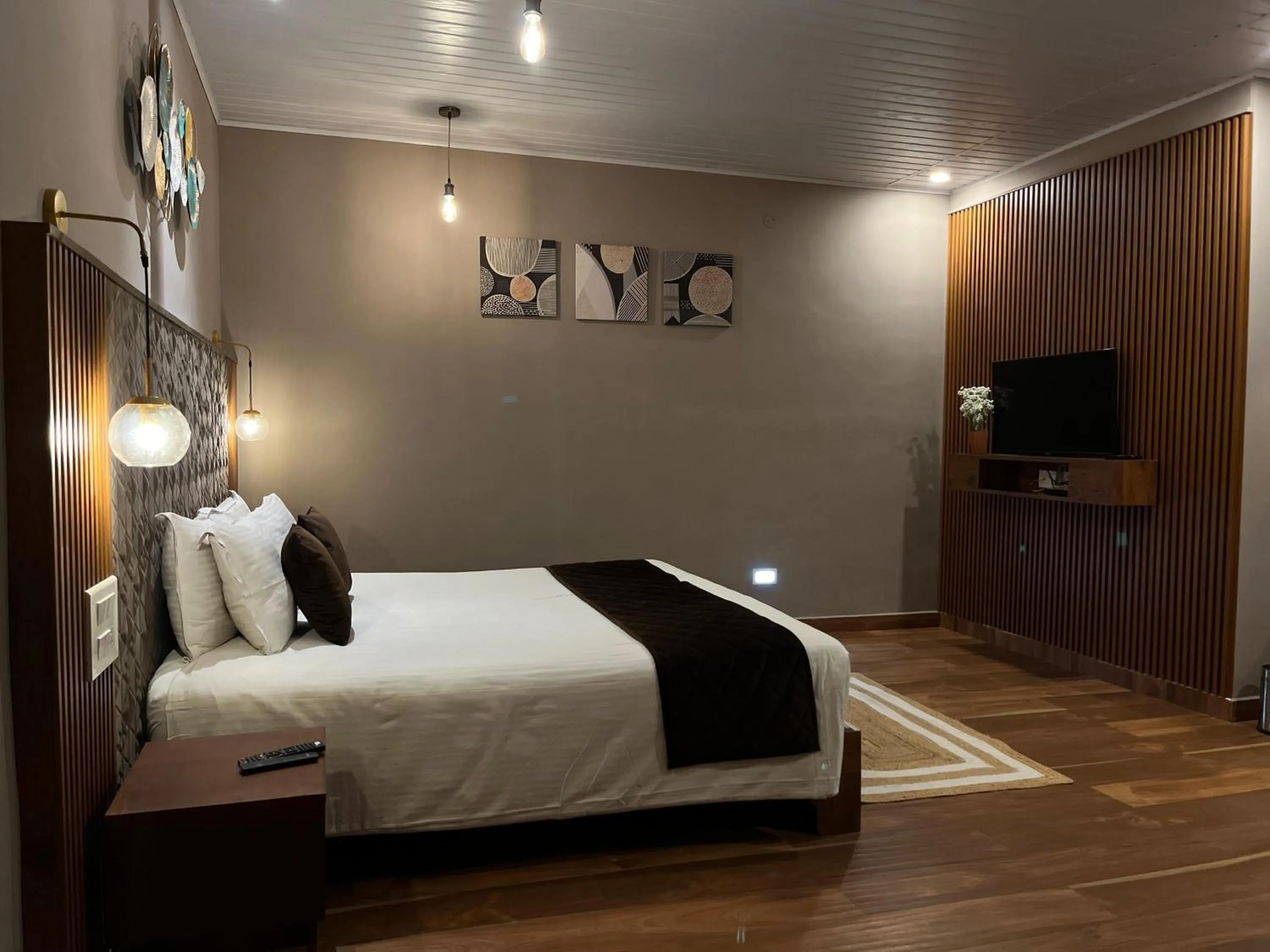 Communal lounge/ TV room, Bed in Misty Courtyard Resort