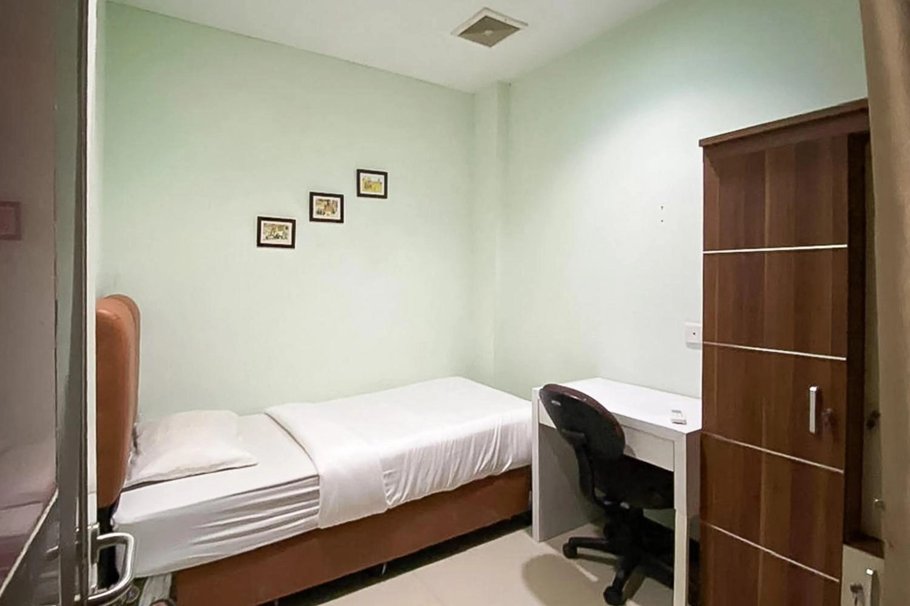 Bedroom, Bed in RedDoorz Hostel at FInest Medan