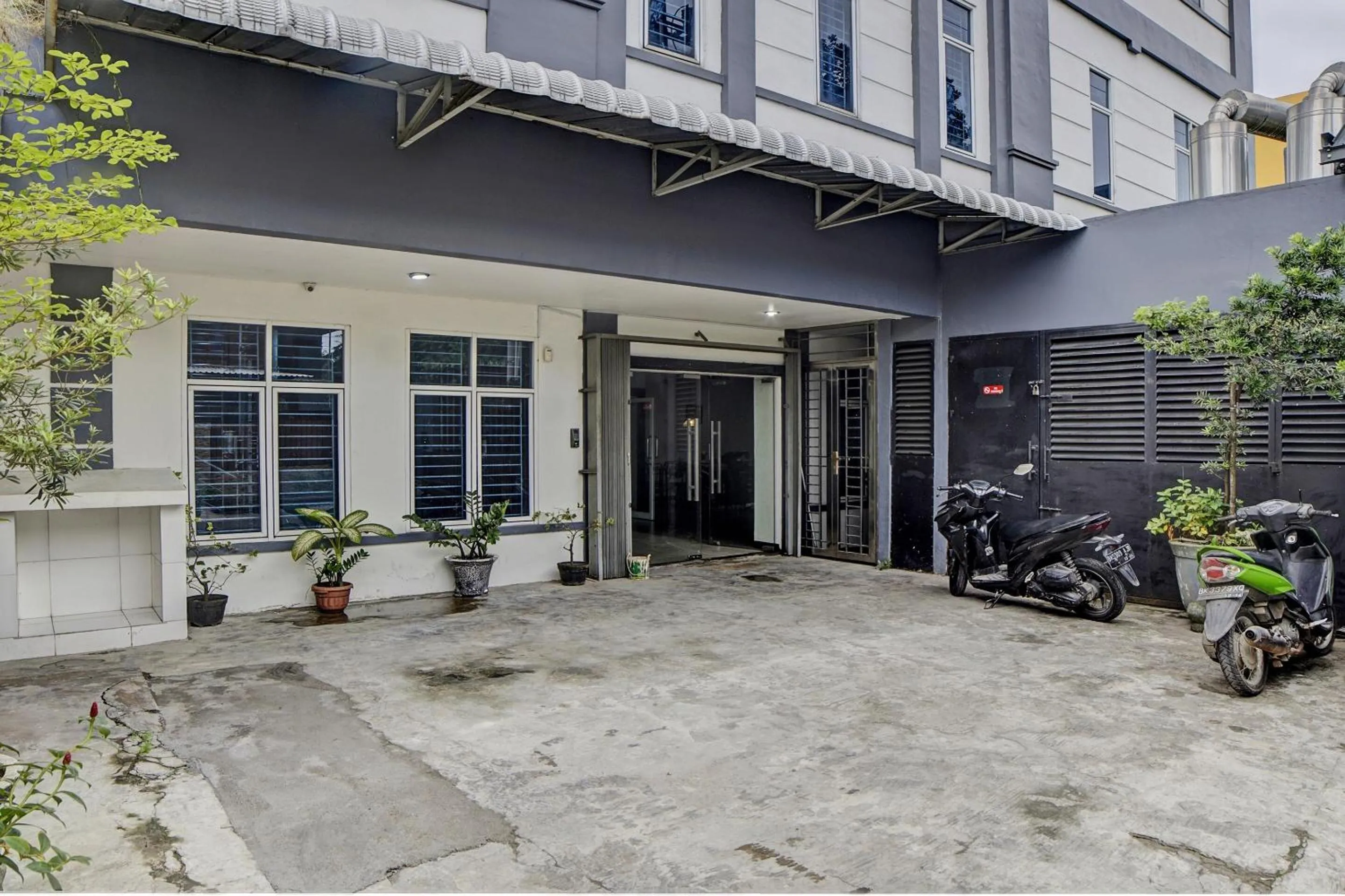 Facade/entrance in Hotel O Finest House Near Amplas Bus Terminal