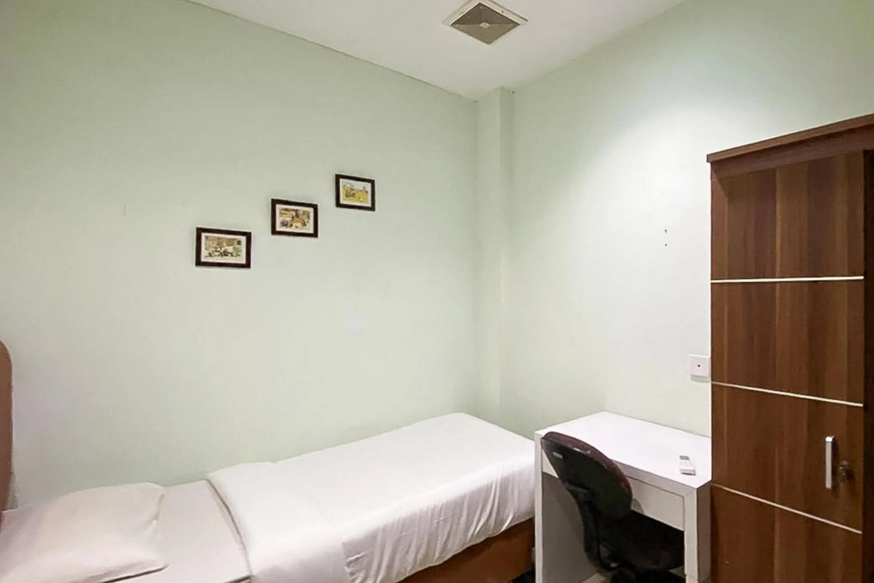 Bedroom, Bed in RedDoorz Hostel at FInest Medan