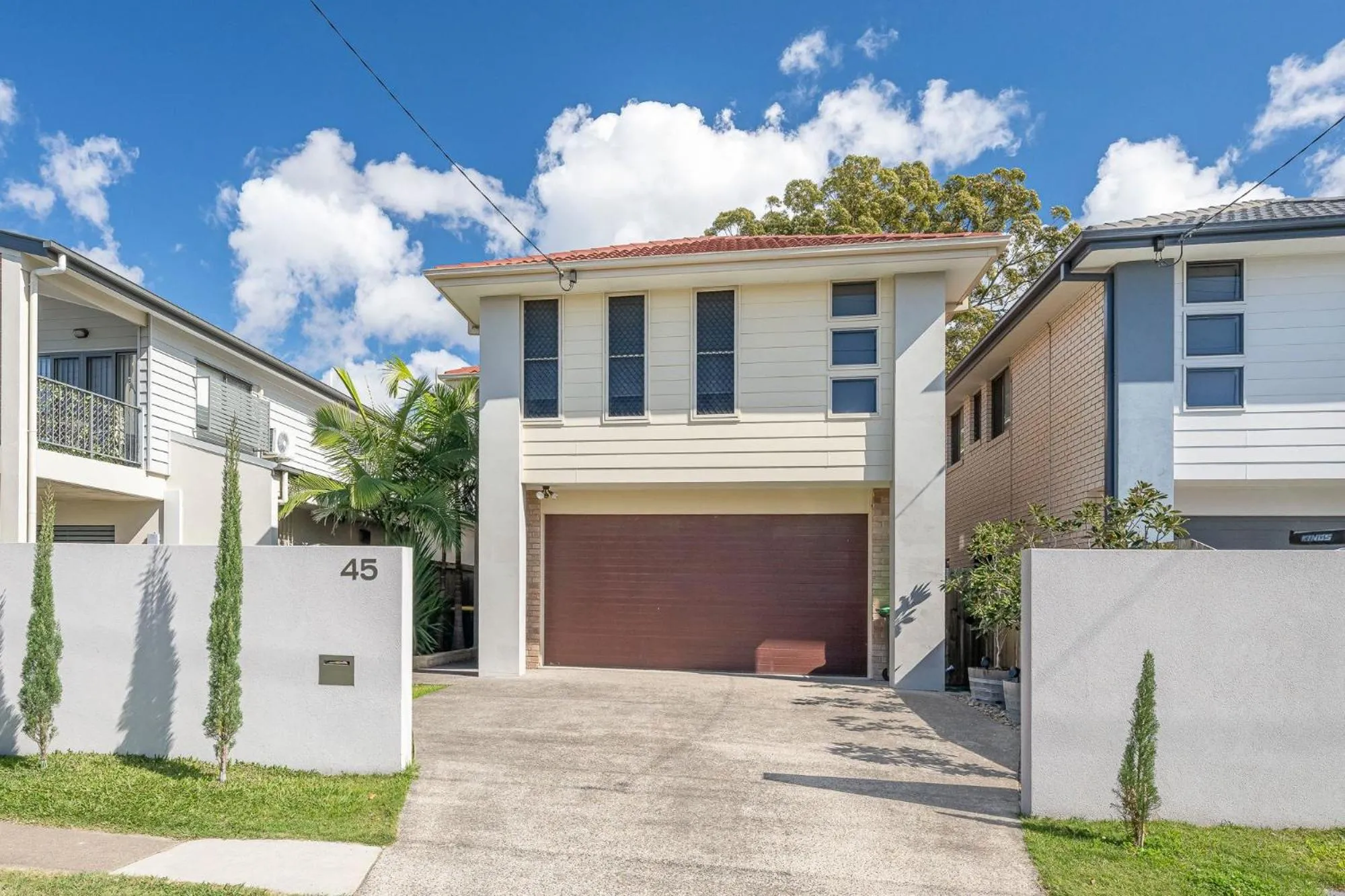 Five-Bedroom House in Large house 7 mins from Airport